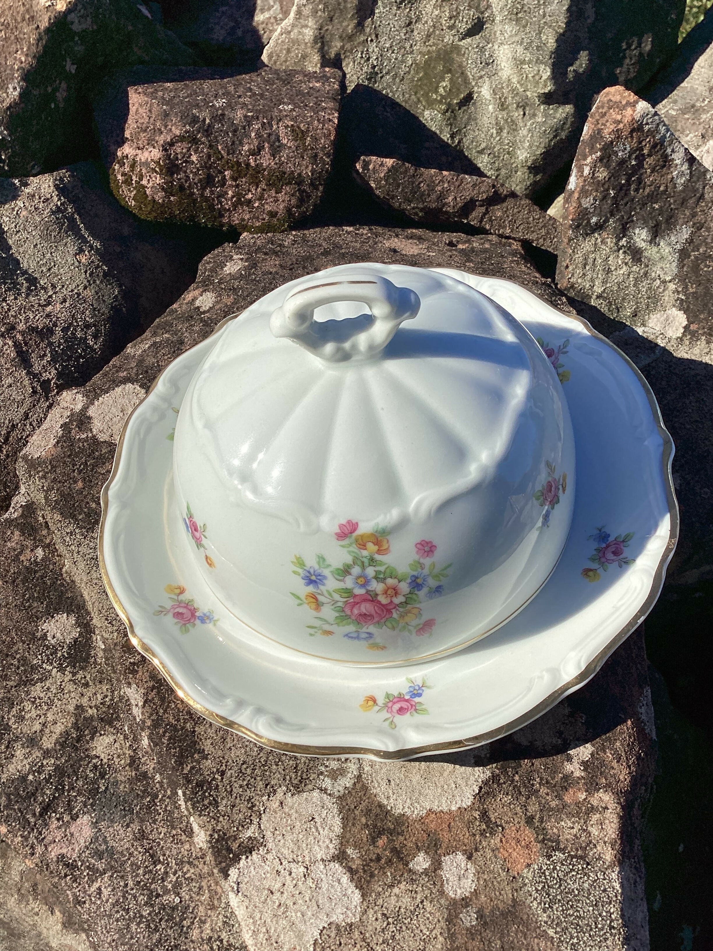 Mesa posta com preciosa manteigueira
