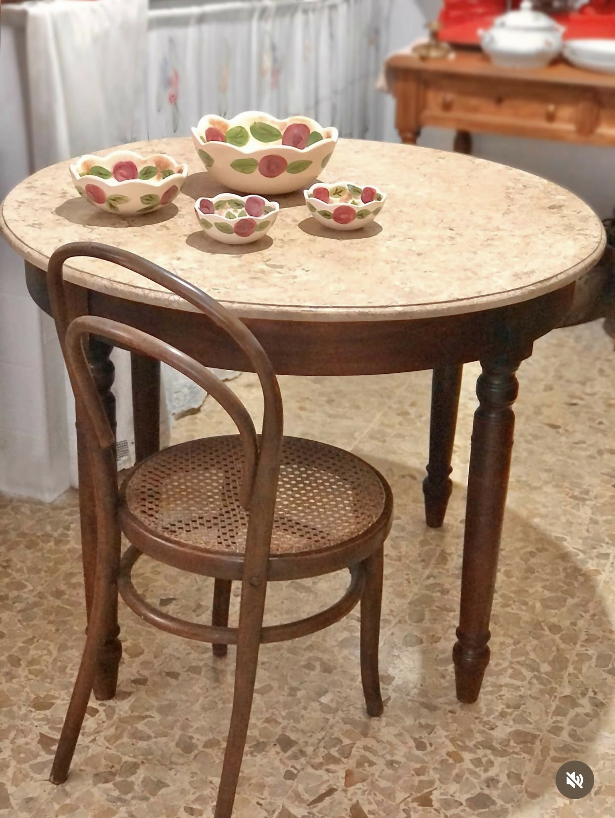 Mesa redonda de madeira com tampo de mármore