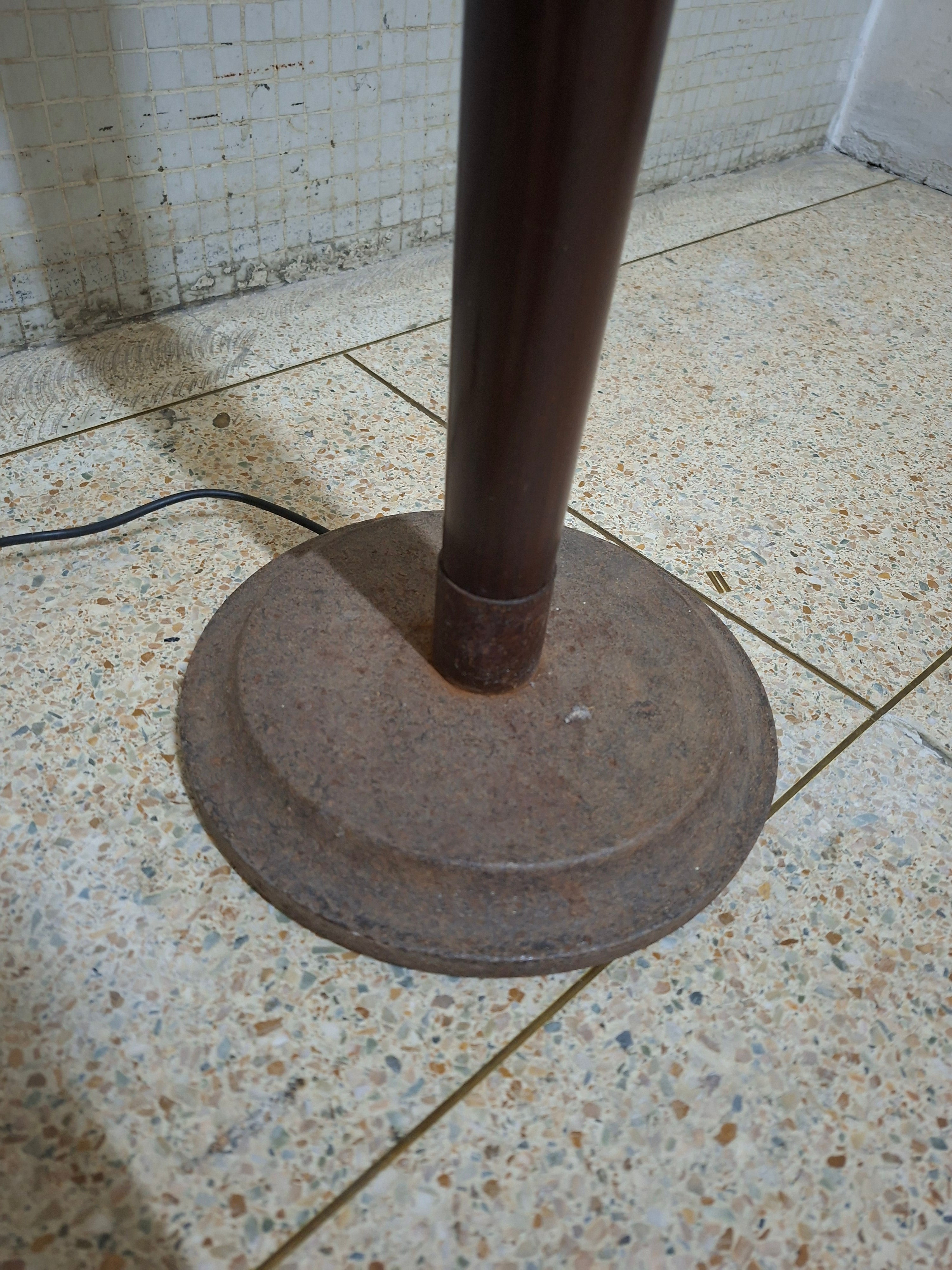 Luminária de Piso Vintage em madeira Maciça com ferro fundido (pé e em volta do soquete) com cúpula tipo pergaminho 