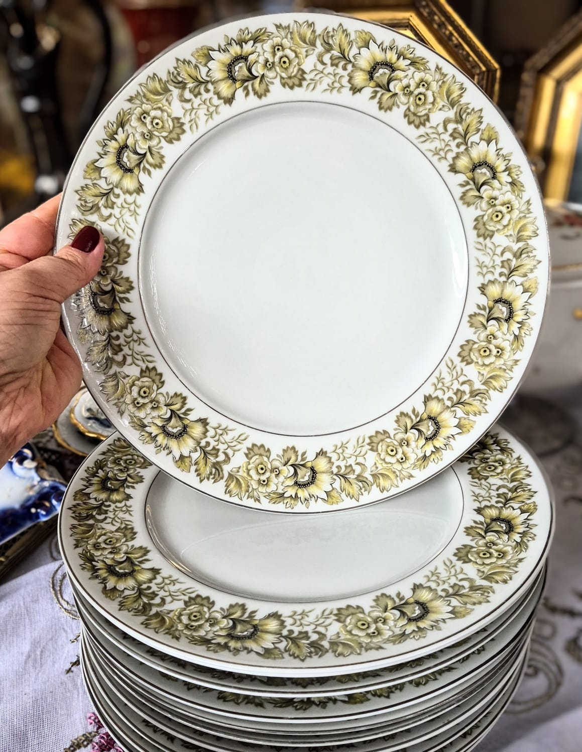 Conjunto de 23 pratos sendo: 11 pratos rasos e 12 pratos fundos,  em porcelana vintage Real, anos 60.