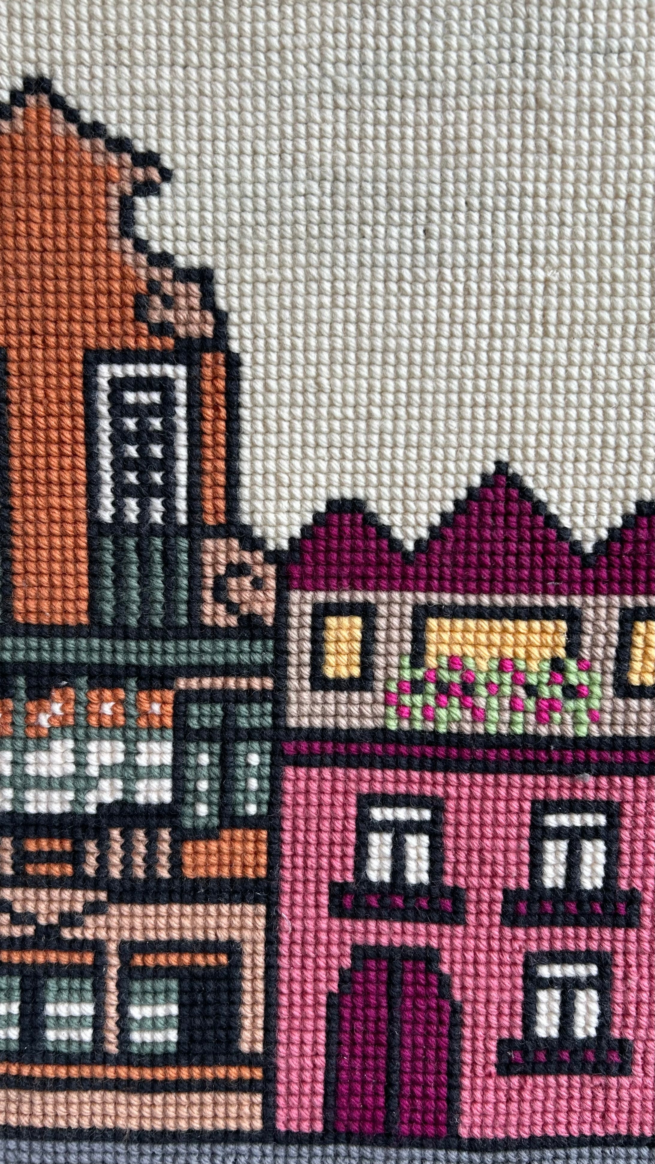 Quadro de Tapeçaria Vintage "Casario Colonial" com Moldura