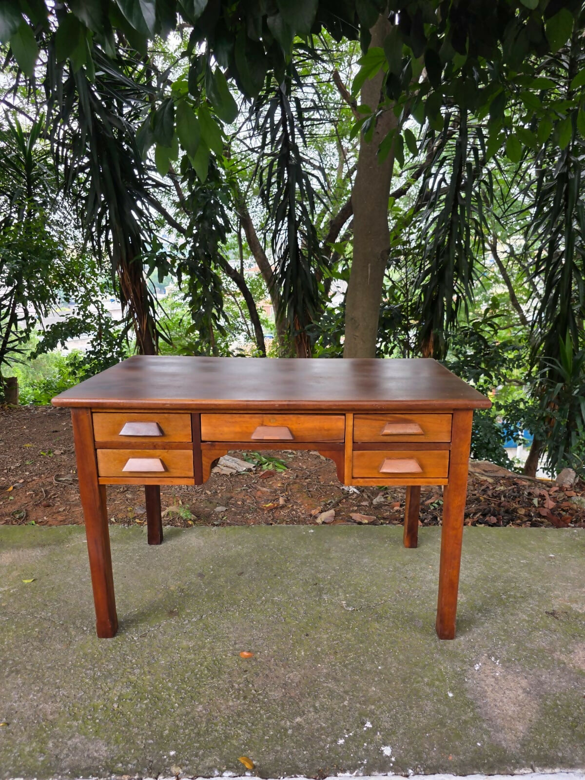 Escrivaninha Miele, década de 50, possui 5 gavetas, imbuia maciça e selo da época.