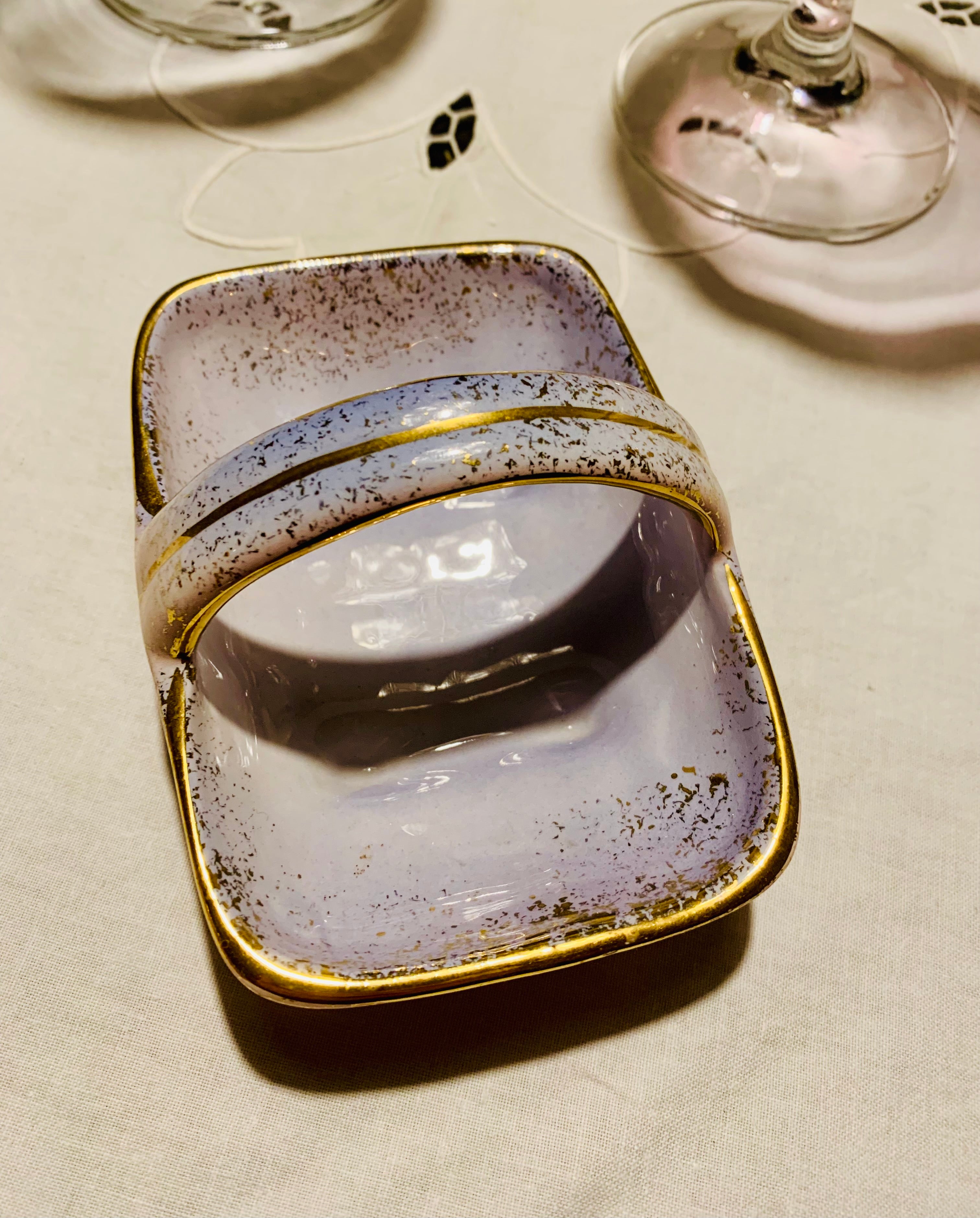 Linda e delicada cestinha em porcelana assinada com detalhes dourados 