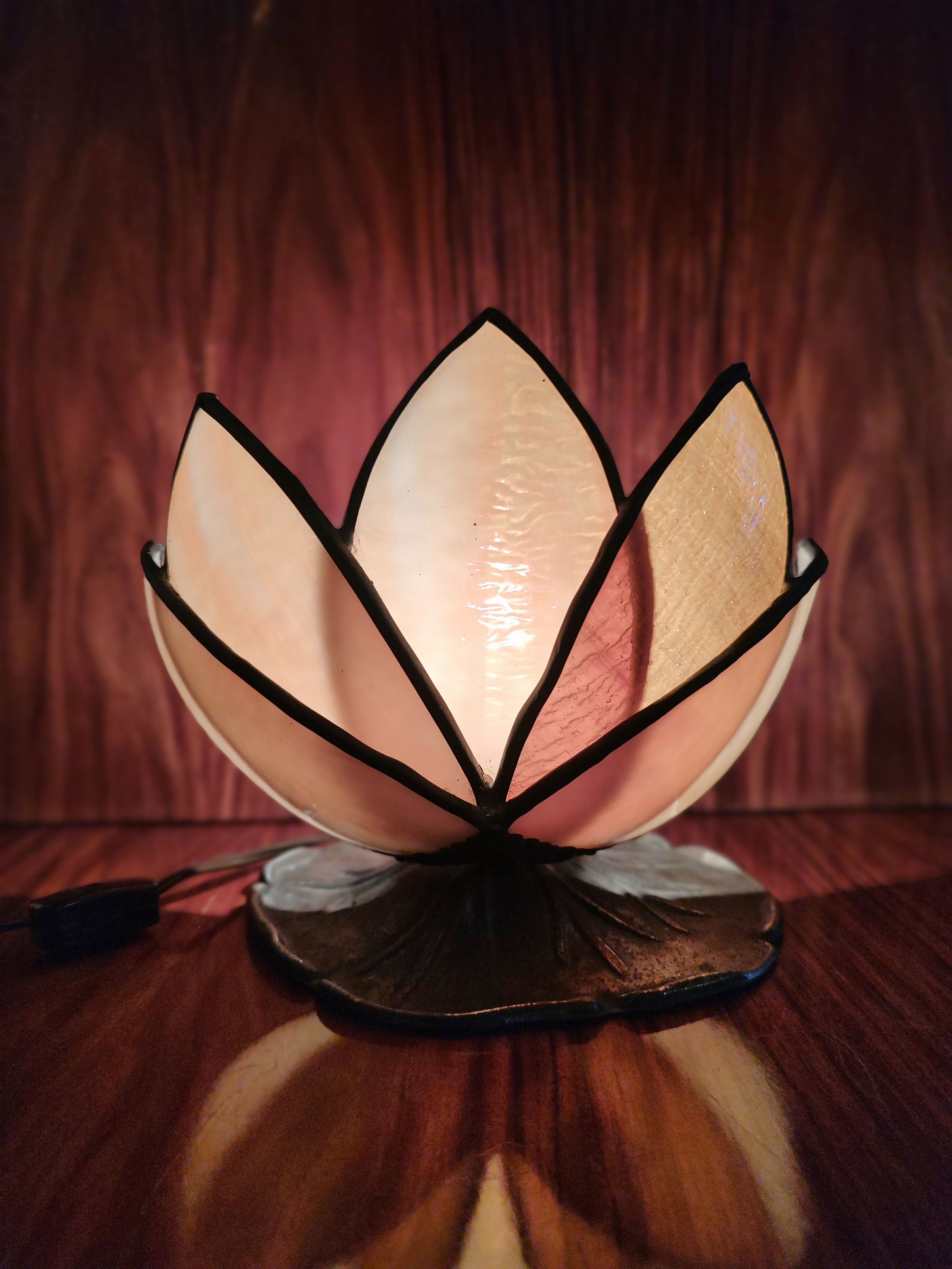 Antiga Luminária / Abajur "Vitória Régia" em metal e vidro texturizado