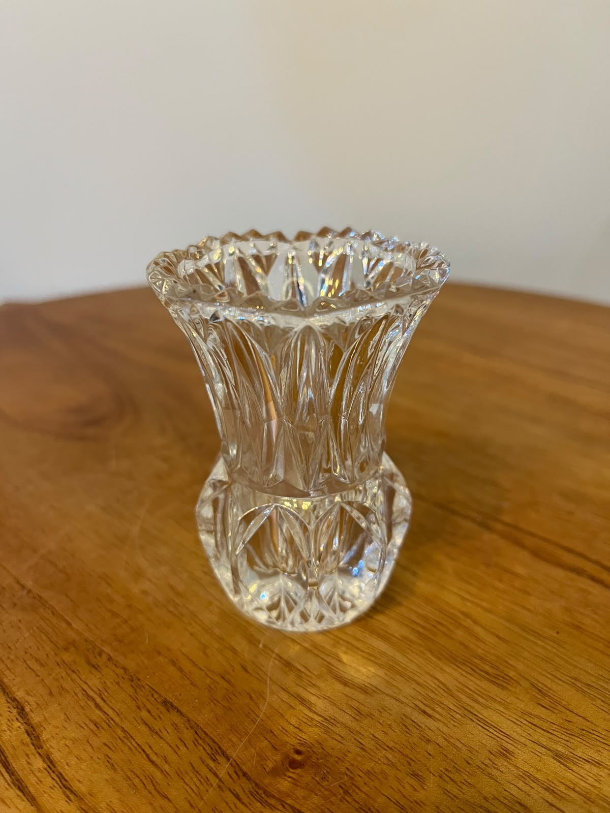Mini vaso solitário em cristal lapidado com motivos geométricos – 8 cm