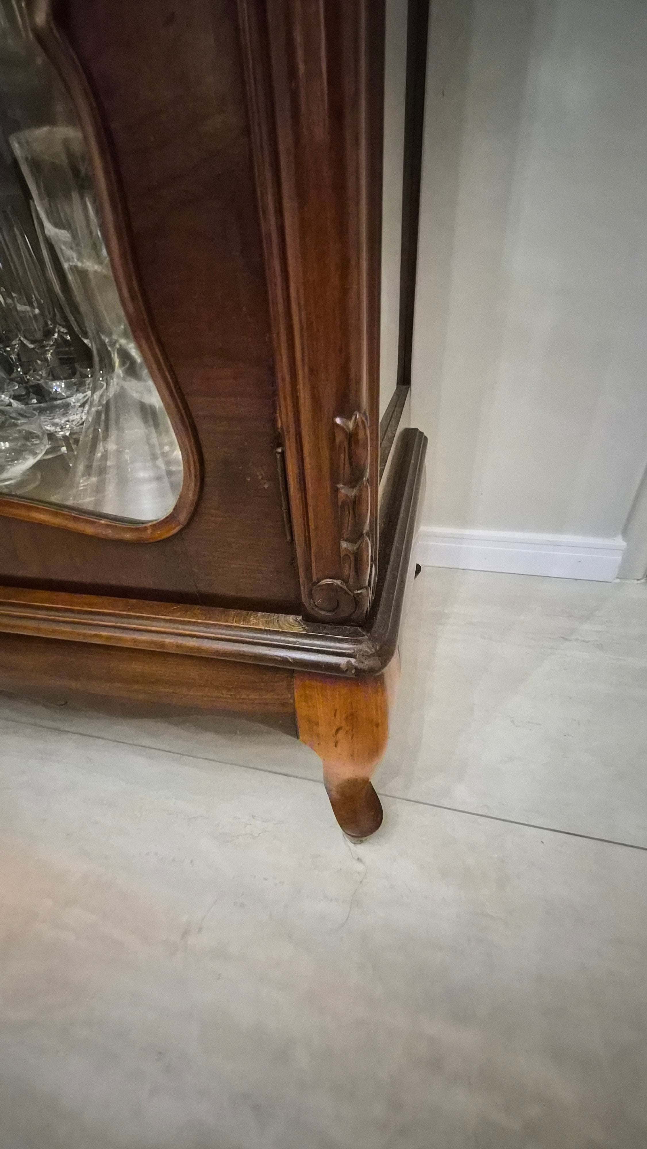 Cristaleira em Imbuía com espelho original bisotado - Anos 60/70