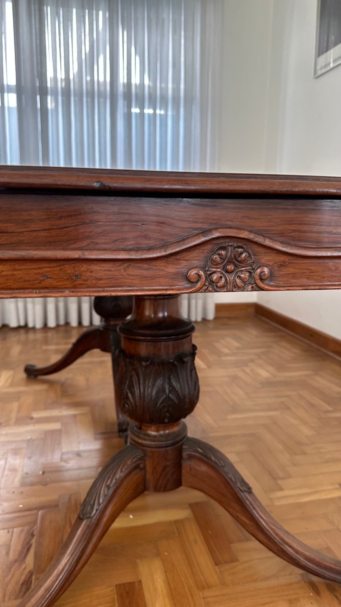 Mesa em jacarandá com 8 cadeiras assento palha da india, perfeito estado!