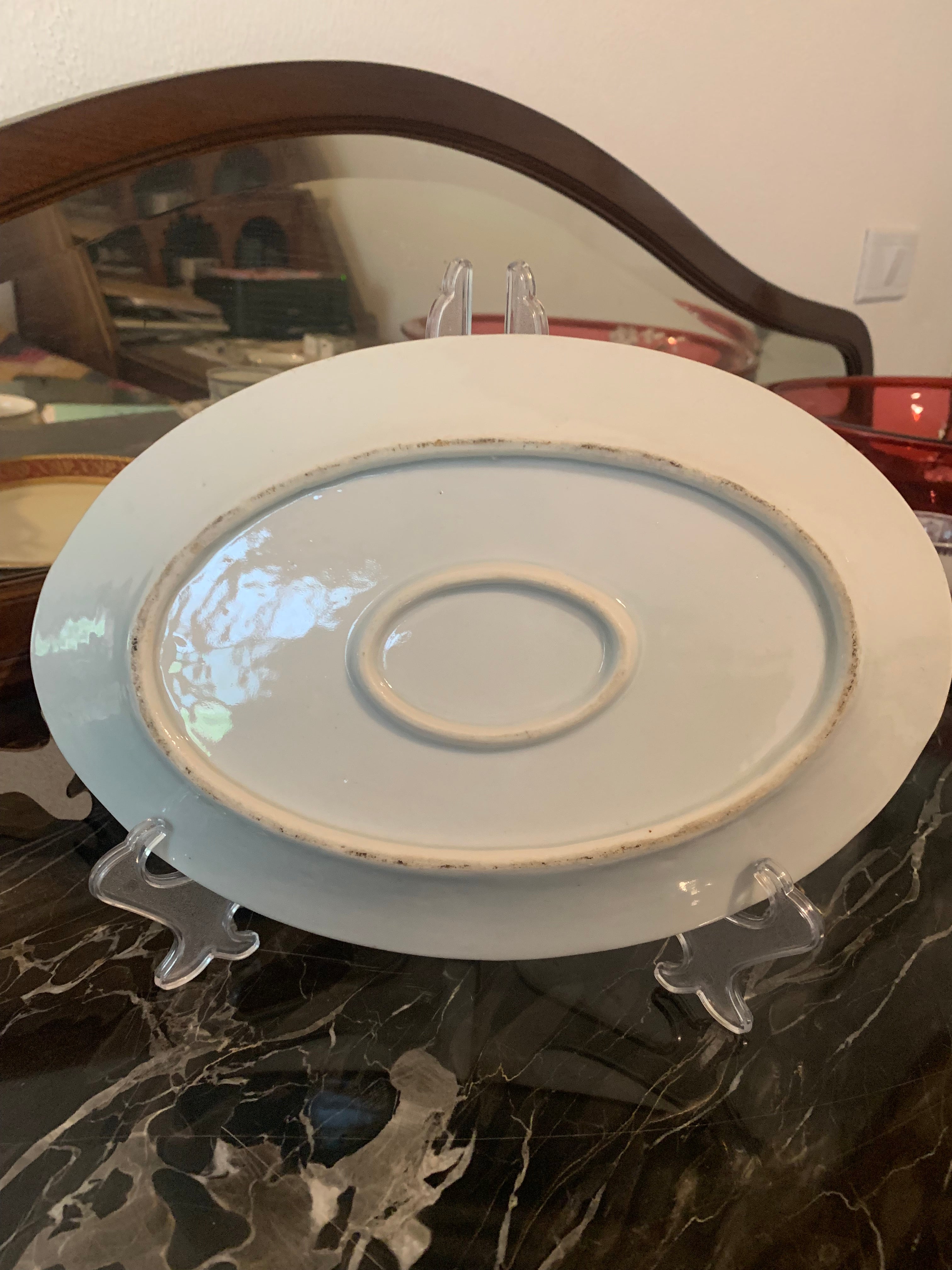 Lindíssima travessa oval de origem japonesa em porcelana