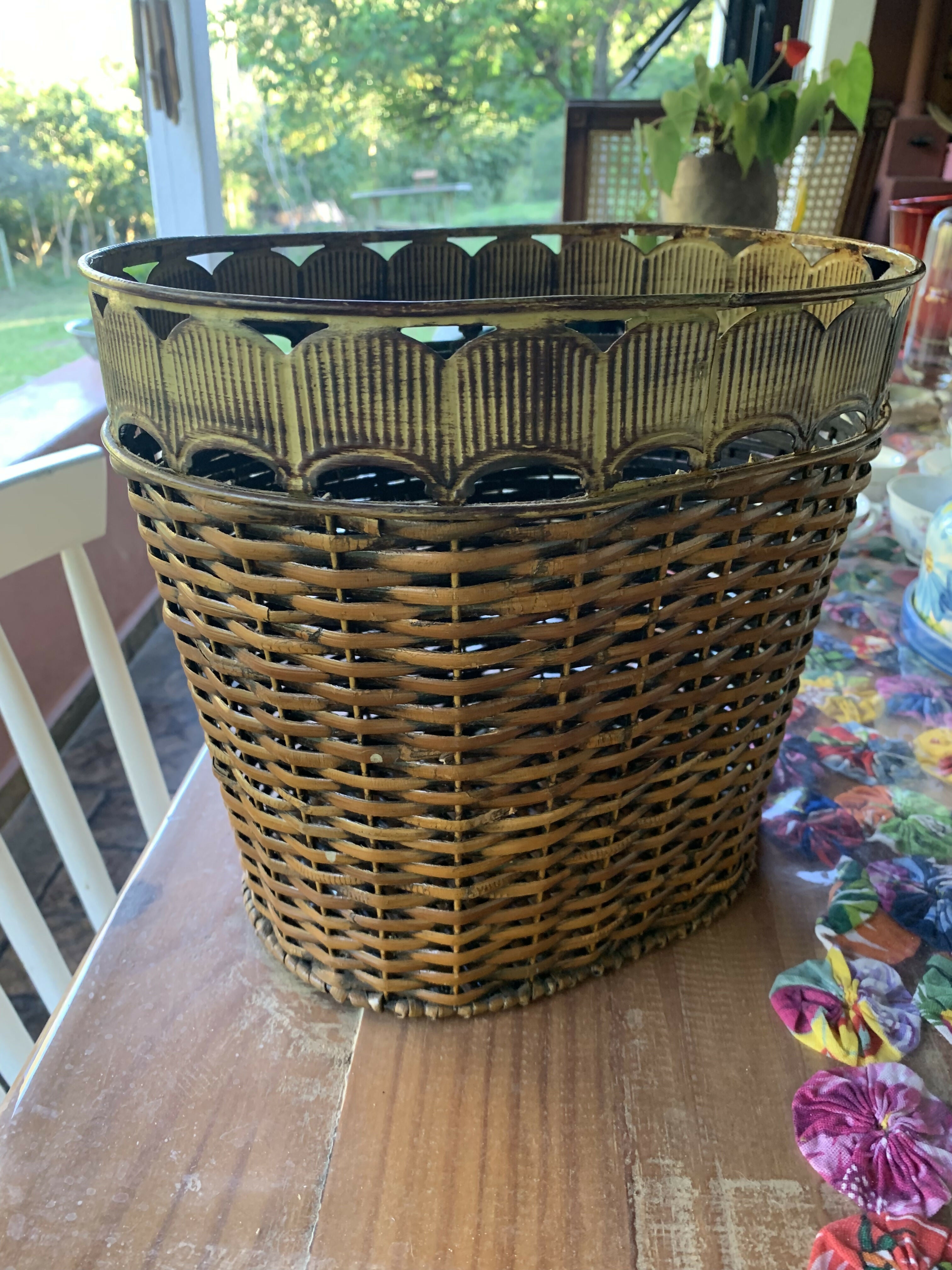 Cesto em vime e metal