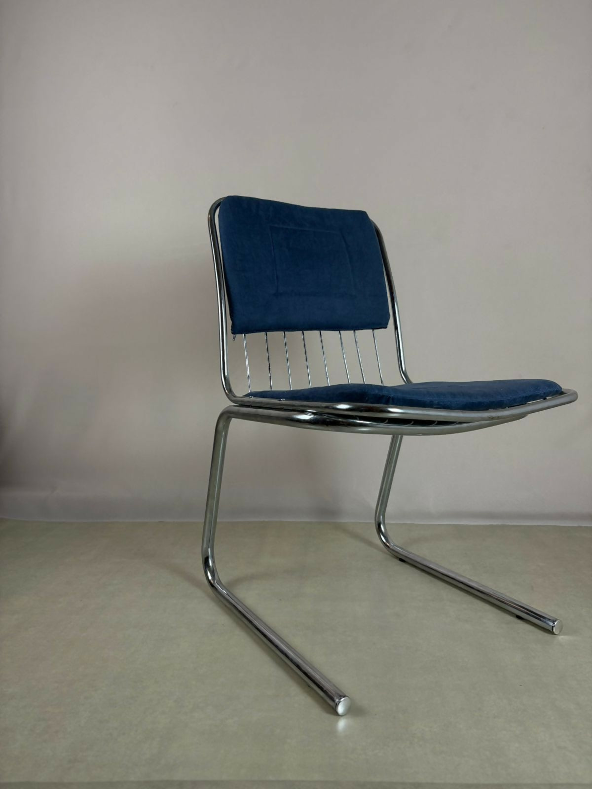 cadeira cromada Pozza 70’s em tecido aveludado azul (unitária)