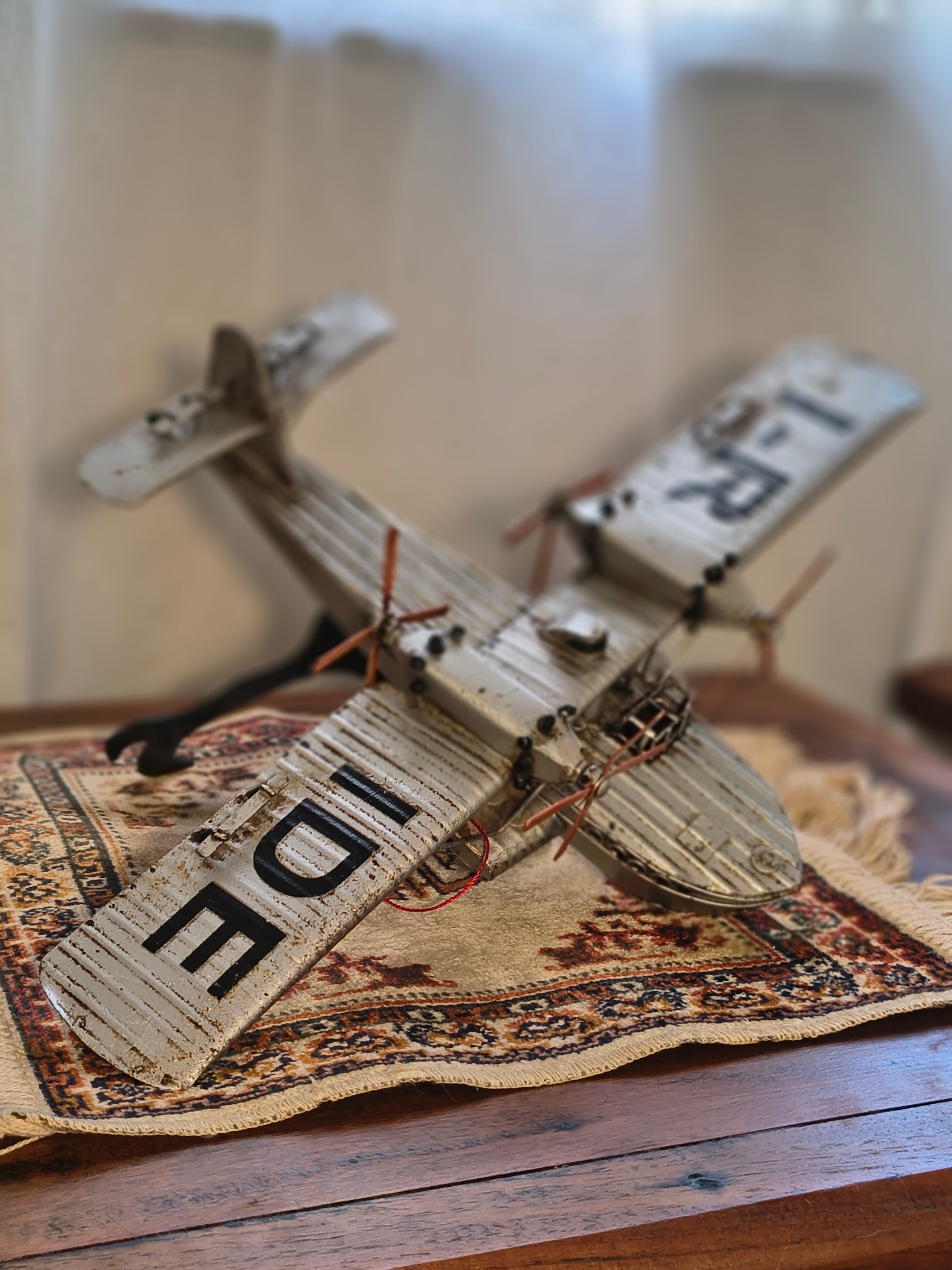 Avião miniatura decorativa em metal 