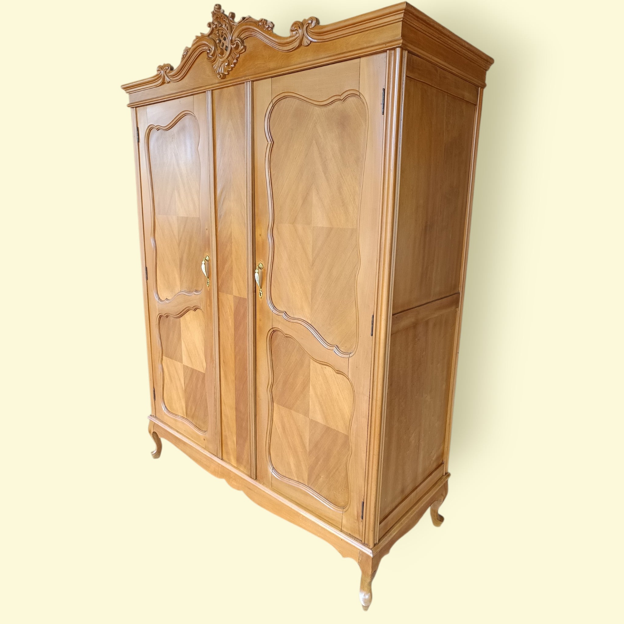 Maravilhoso Armário Roupeiro / Guarda roupa Luís XV duas portas 