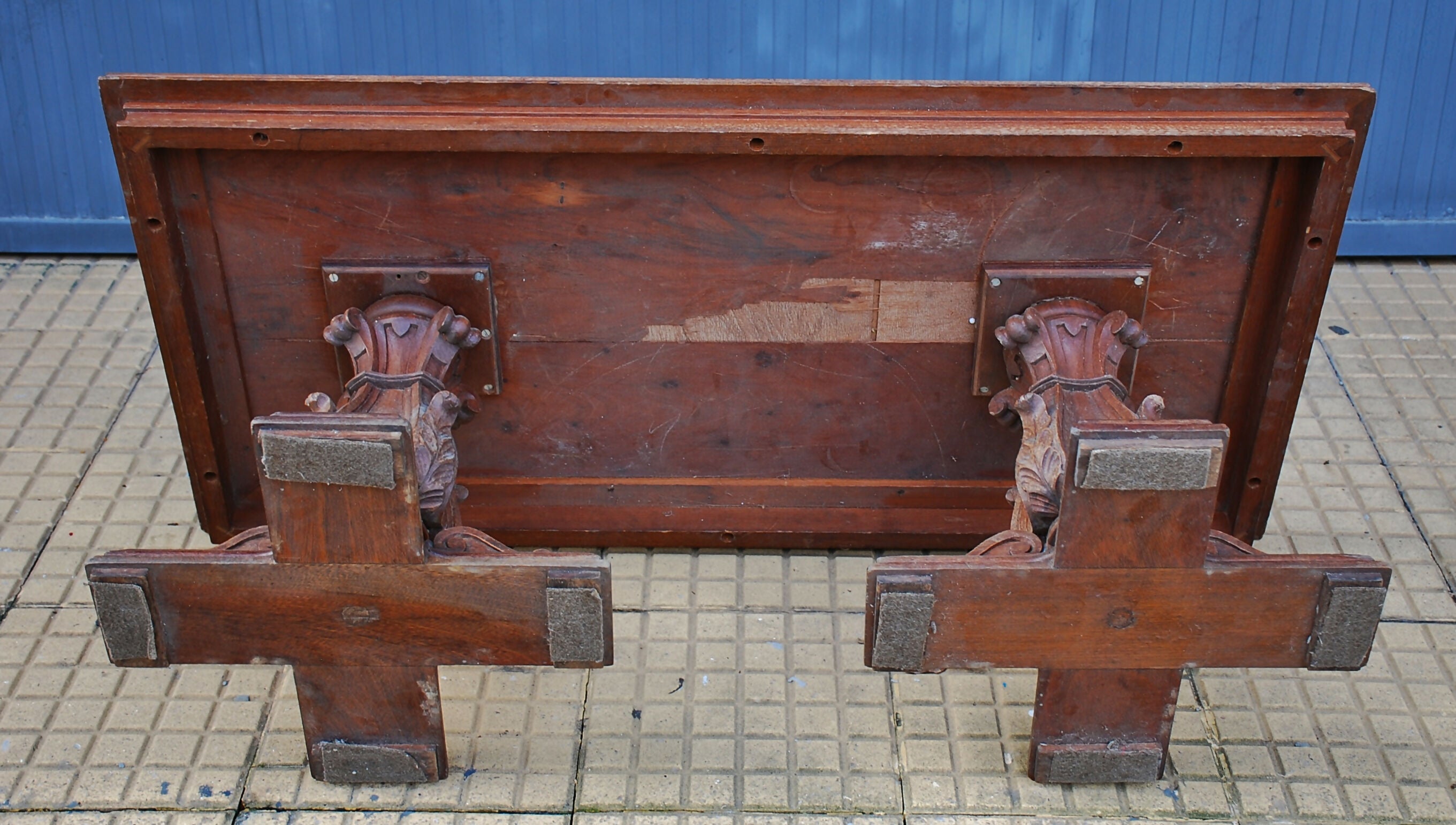 mesa de centro anos 60/70 tampo de couro desgaste do tempo