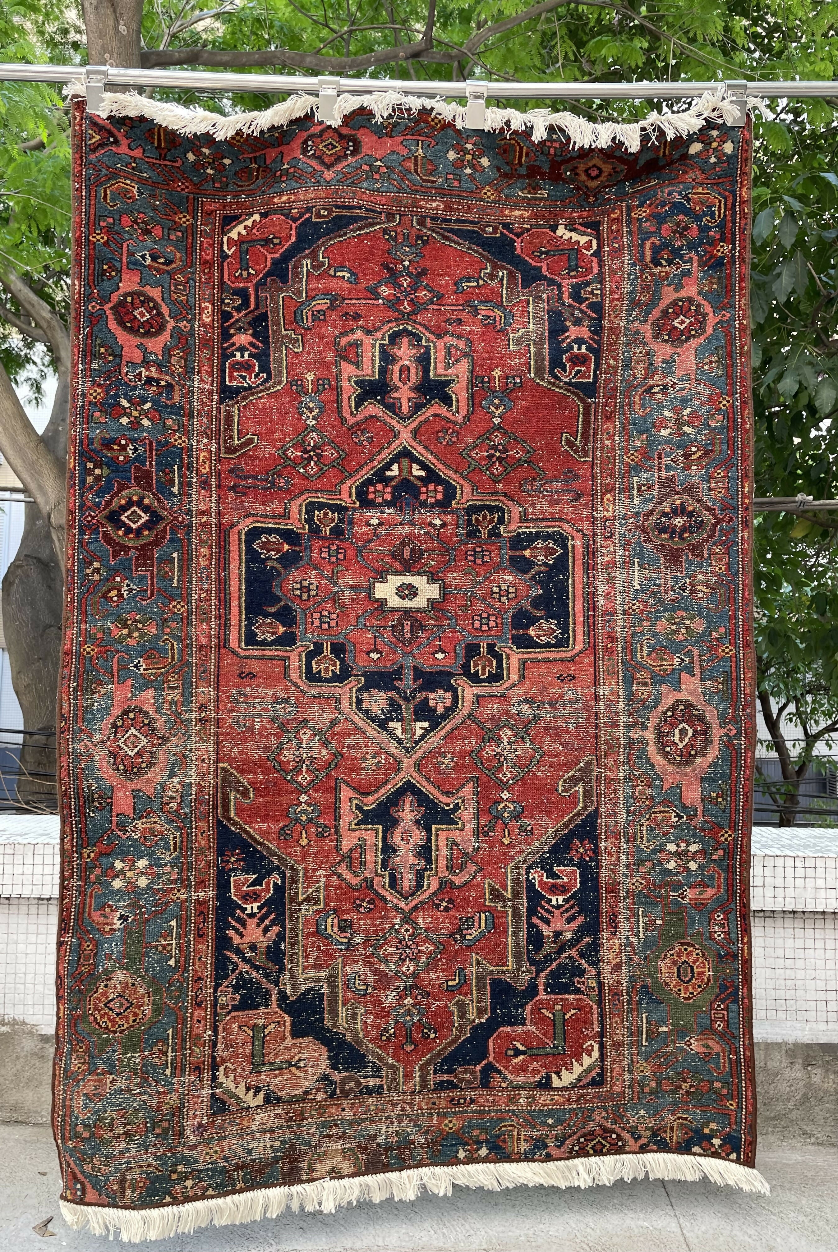 Tapete Hamadan em tons de vermelho e azul (1,90m x 1,25m)