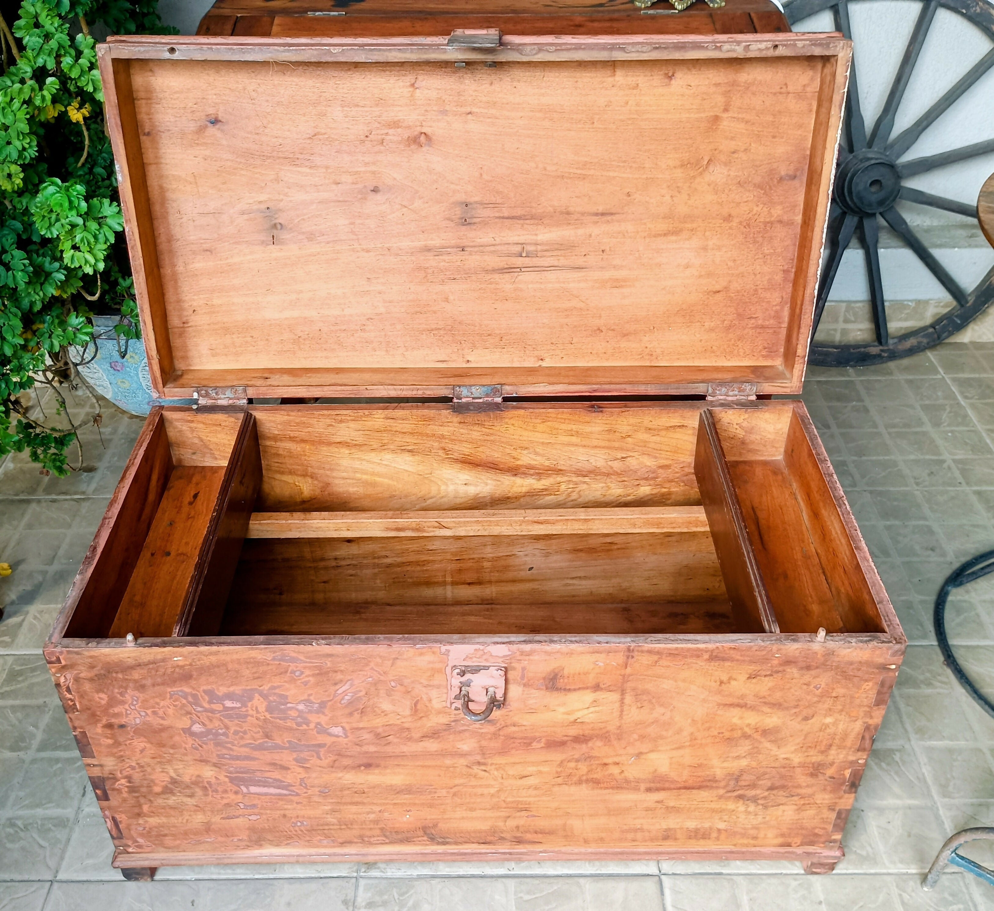 Baú antigo em peroba maciça final séc. XIX