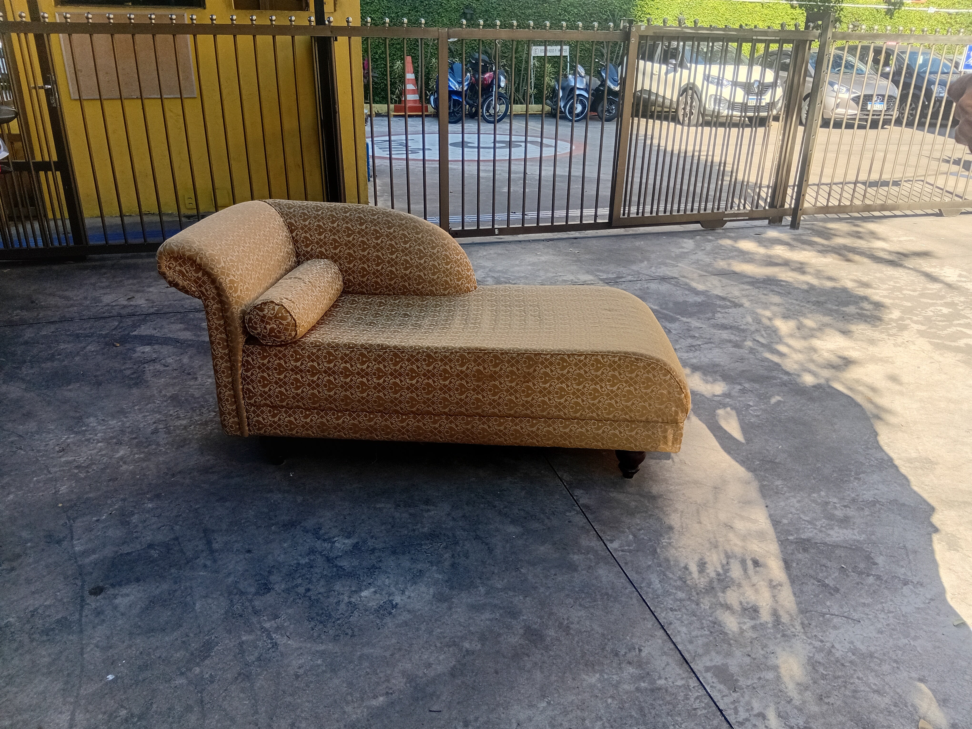 Sofá / Recamier em tecido amarelo estampado 