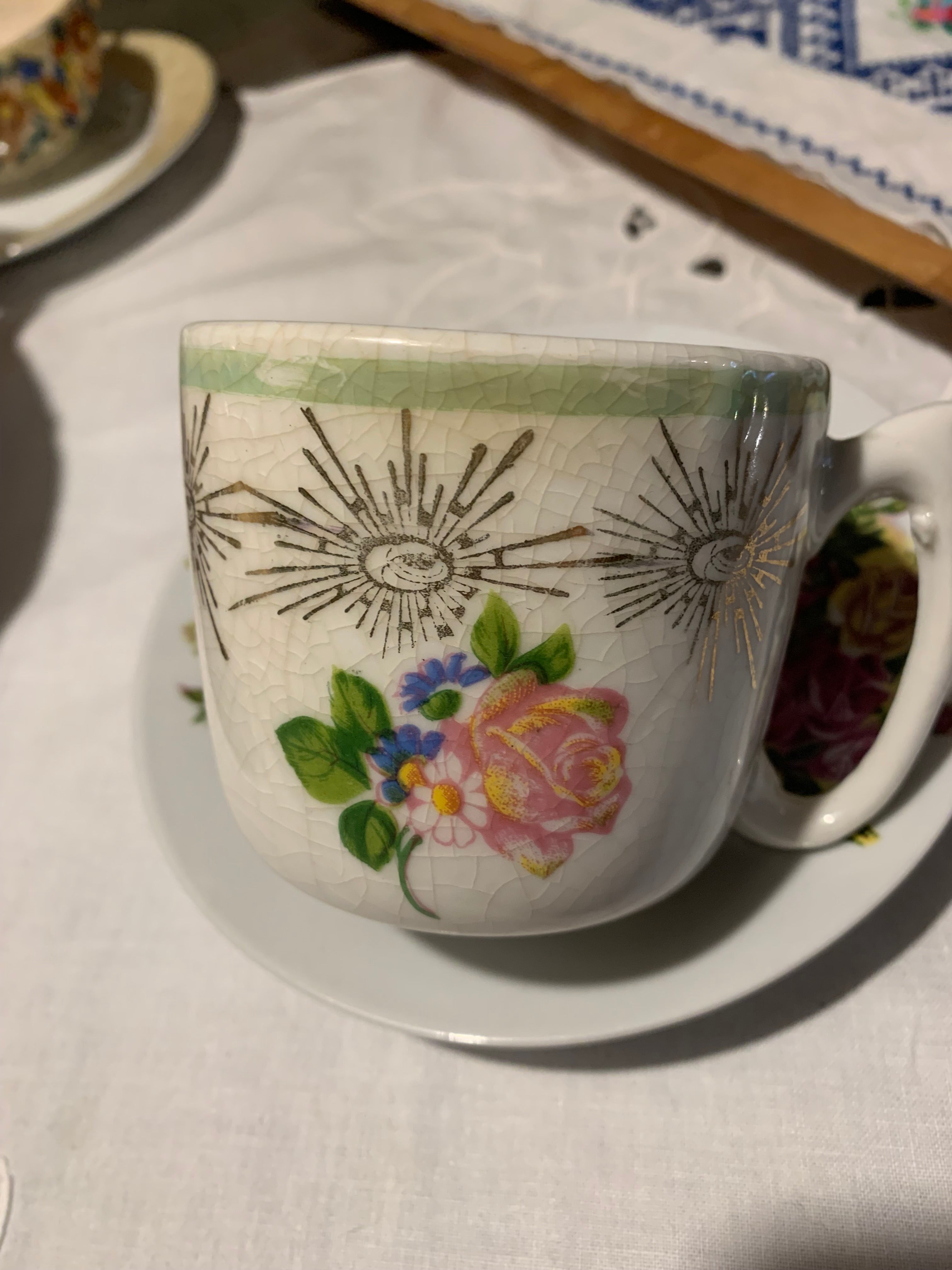 Especial Caneca em faiança com desenhos que remetem a Rosa Cruz e “O olho que tudo vê “