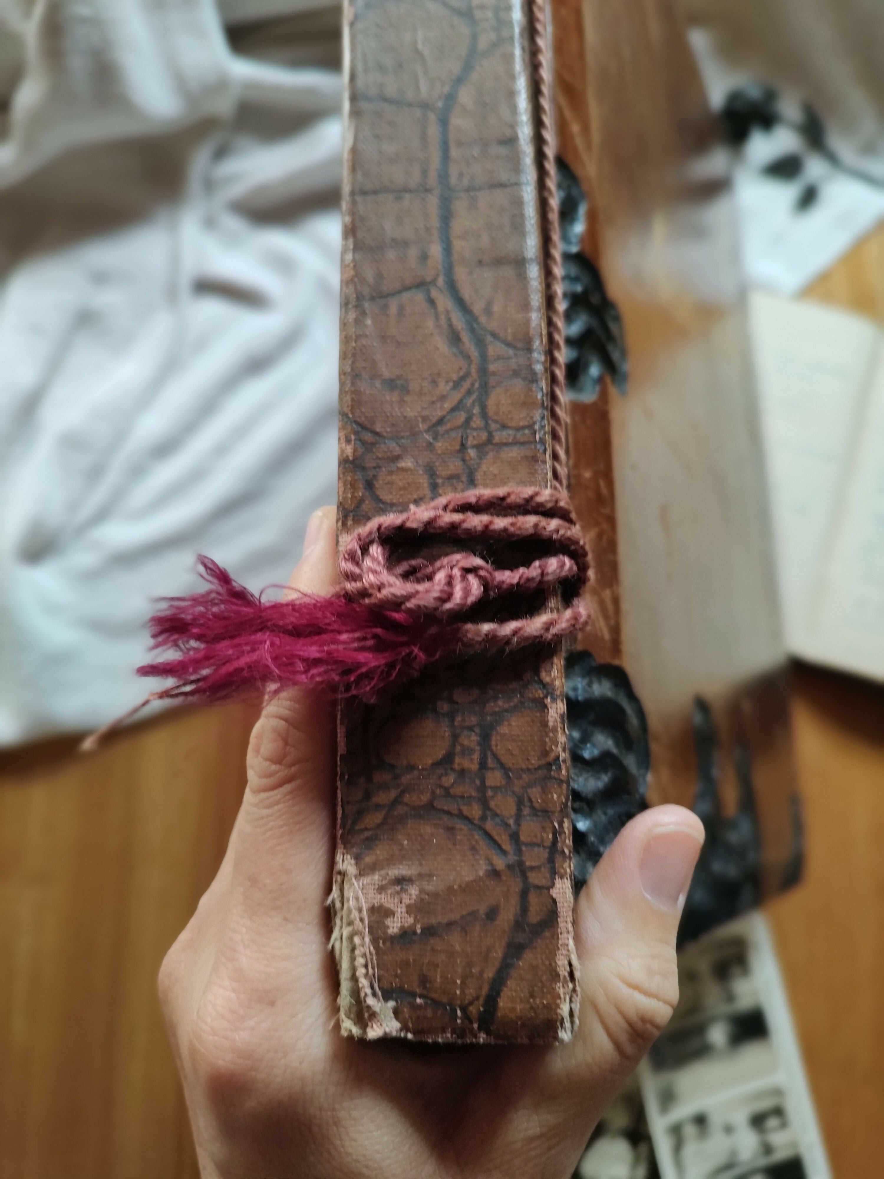 Antigo álbum de fotos "Nossas Núpcias" com capa em madeira (39cm x 33cm)