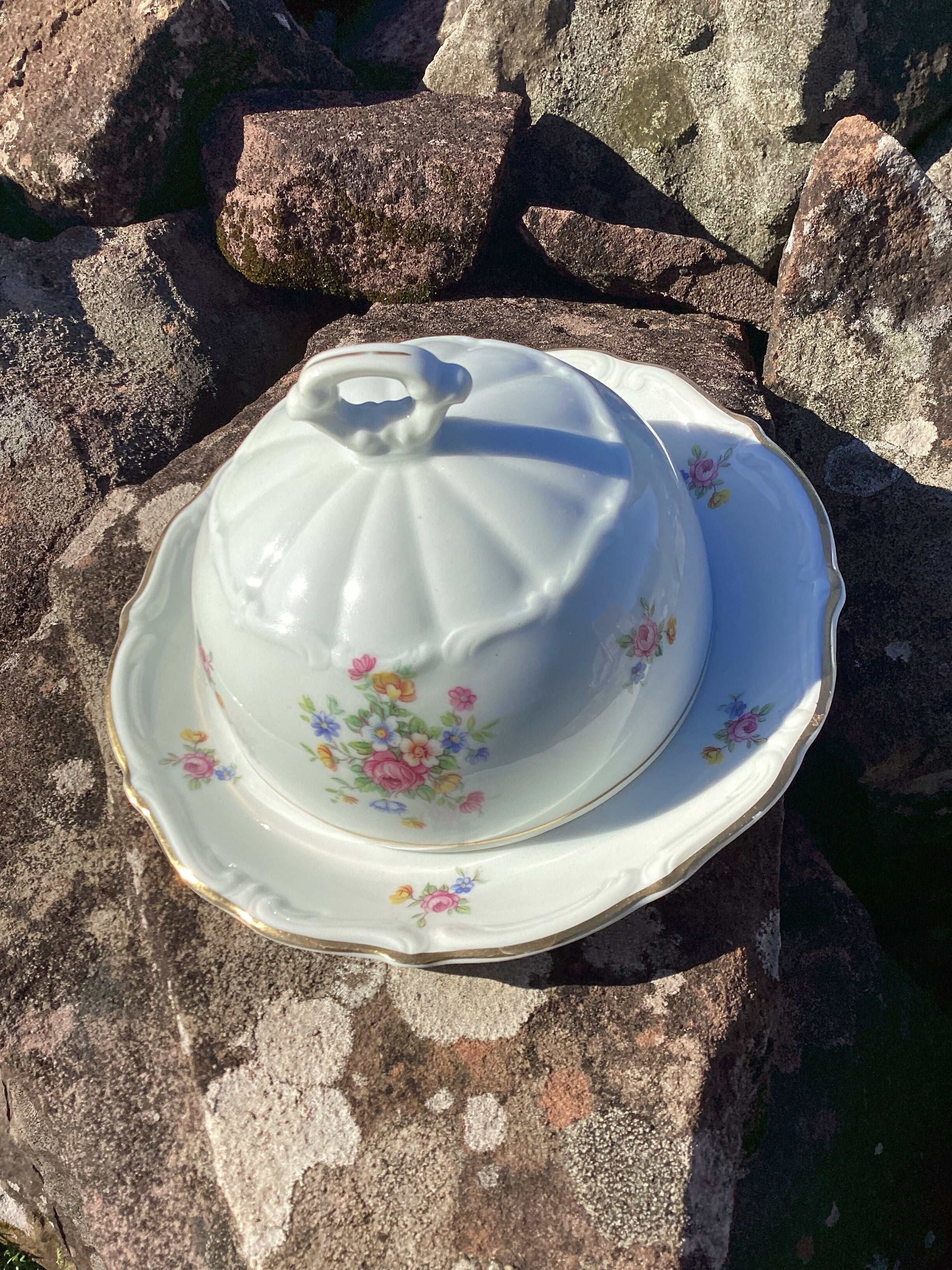 Mesa posta com preciosa manteigueira