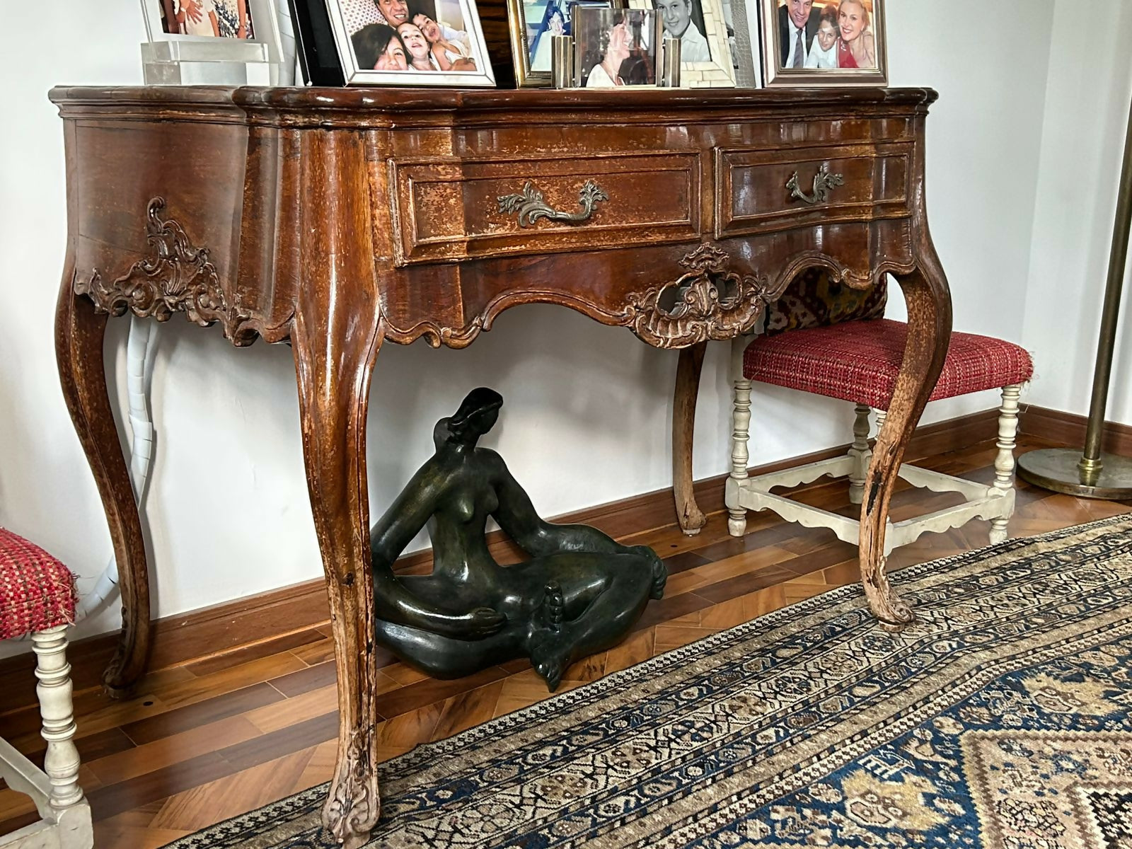 Mesa de Encostar / Console / Aparador estilo Luís XV em. madeira e decoração entalhada