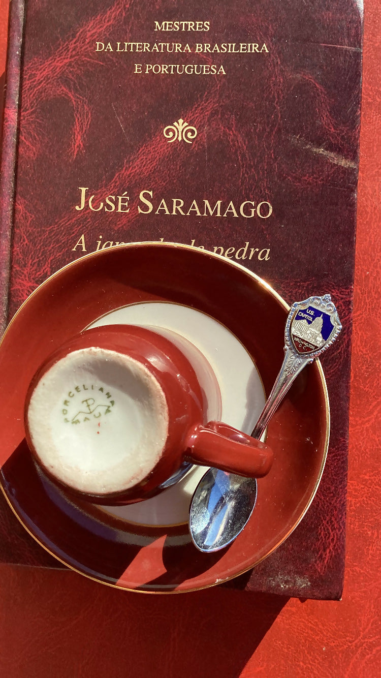 Mesa posta com charmosos duos de cafezinho alegres, coloridos e divertidos