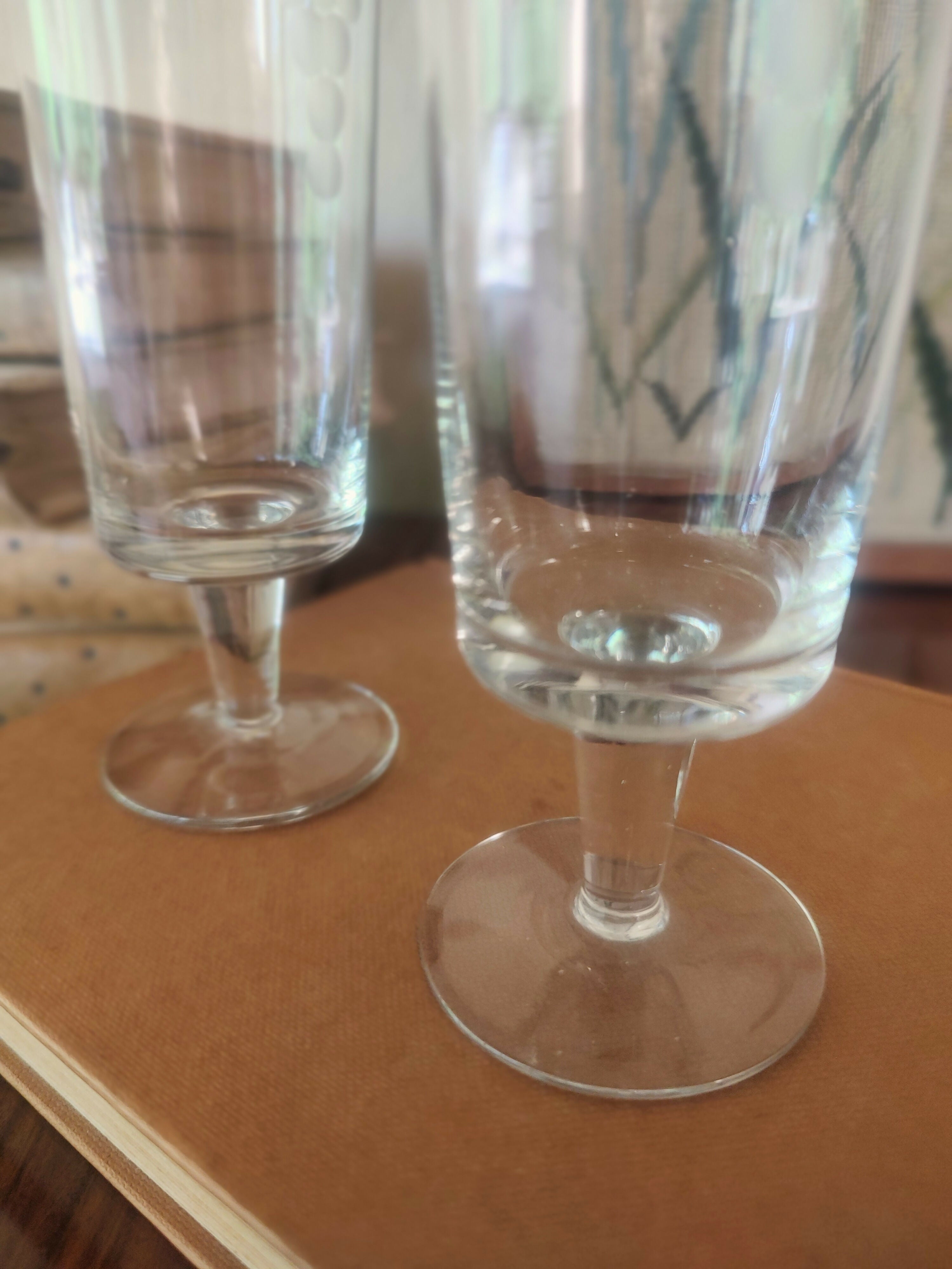 Antigo Par de Taças de Champagne Lapidadas em vidro com desenho de cacho de uva