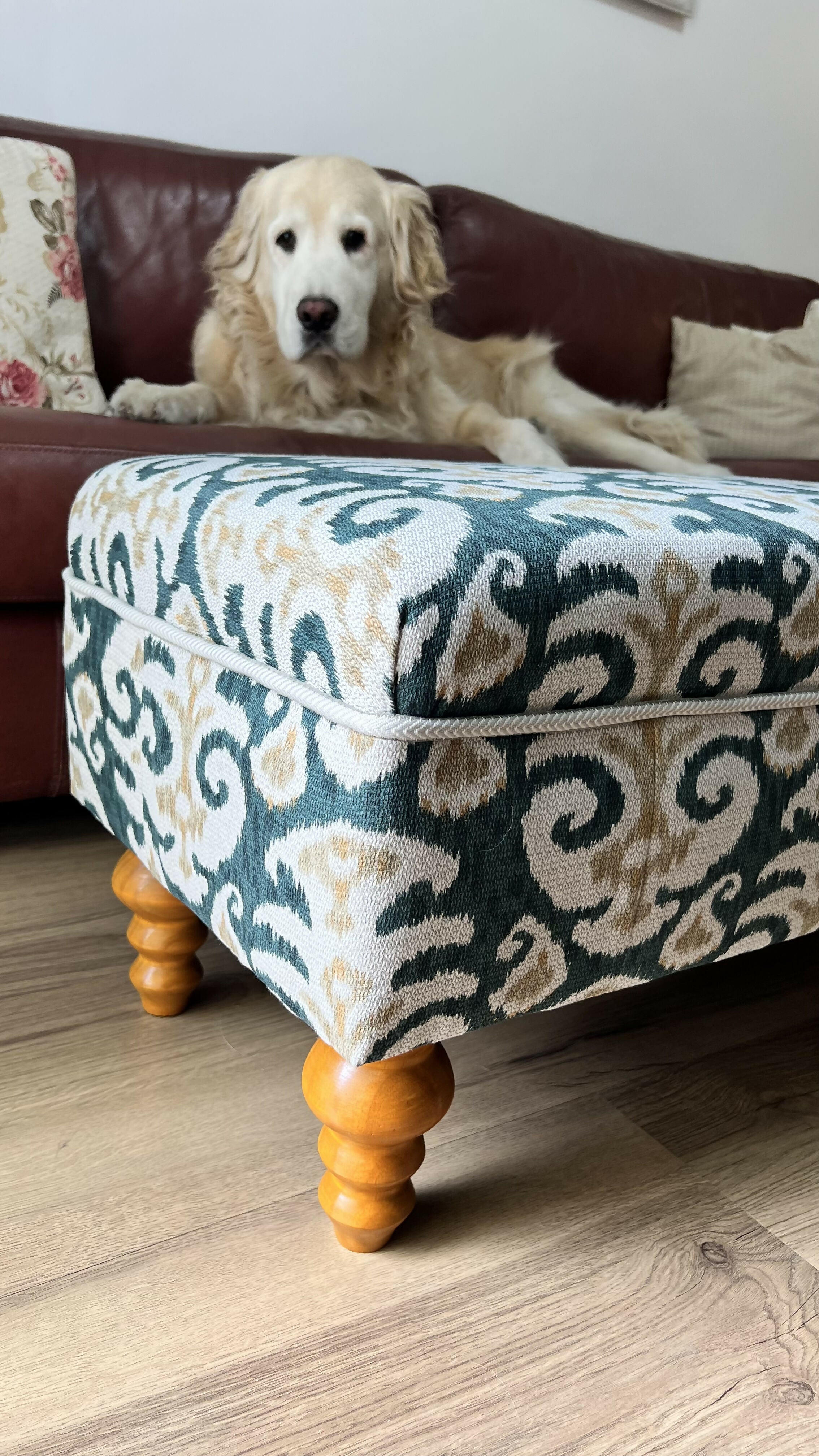 Pufe / banco com pés torneadose e estampa Ikat