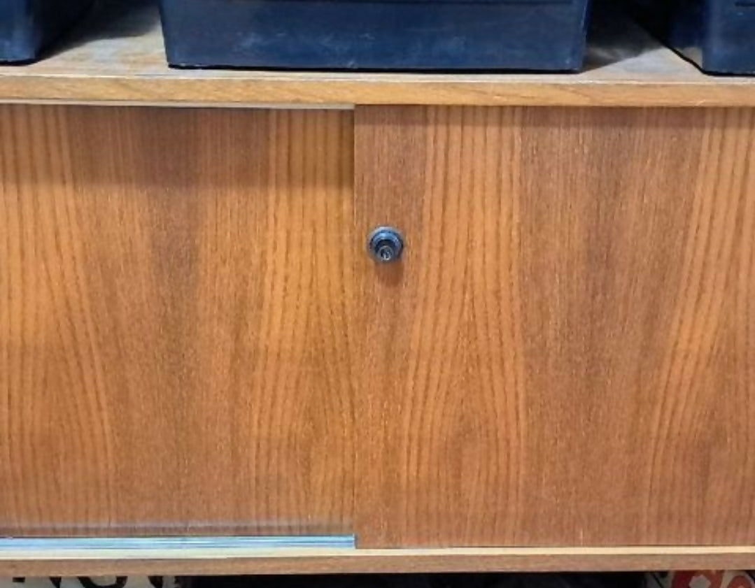 Aparador / Buffet baixo Giroflex com chave