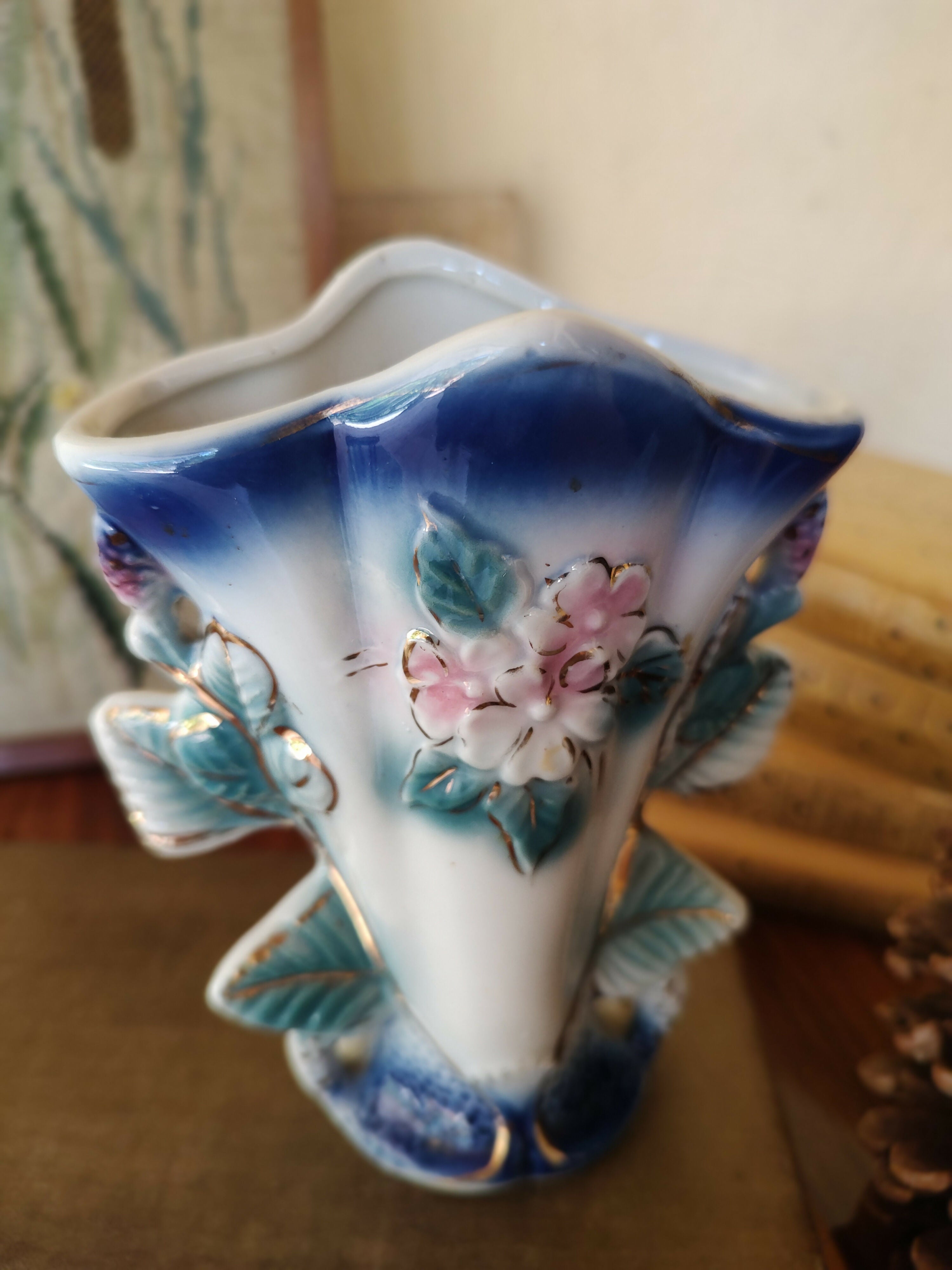 Antiga floreira / vaso em porcelana com detalhes dourados