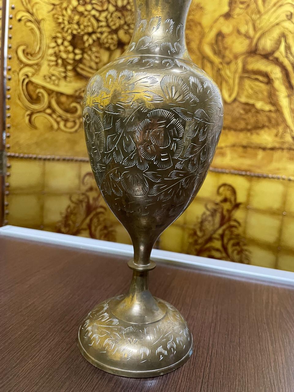 Vaso indiano vintage em metal com motivos florais 