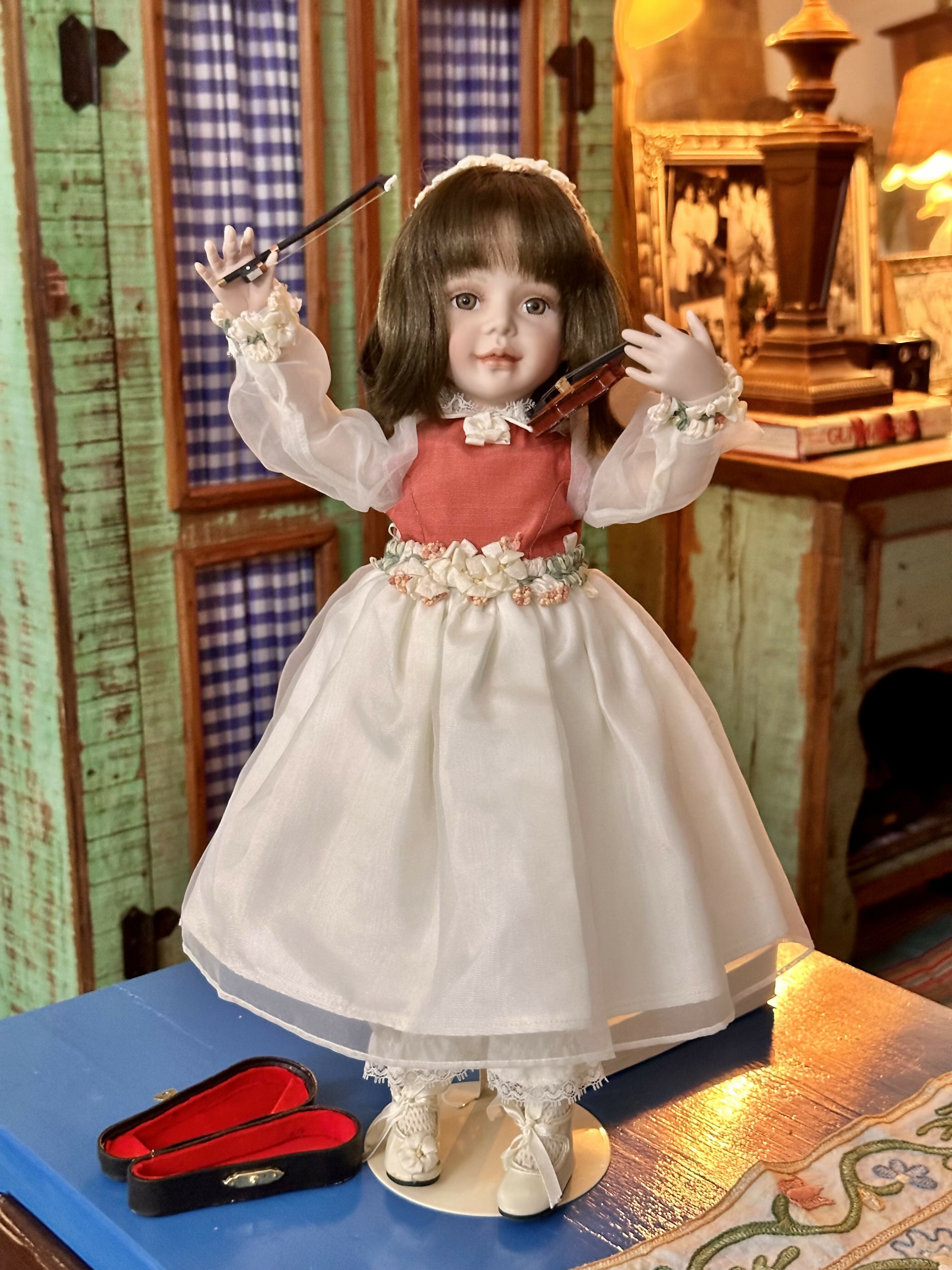 Vintage boneca violinista colecionável e numerada São bonecas exclusiva de influência vitoriana “Little Performers” em 1997 pelas Galerias Ashton-Drake. “Lauren” é feita à mão