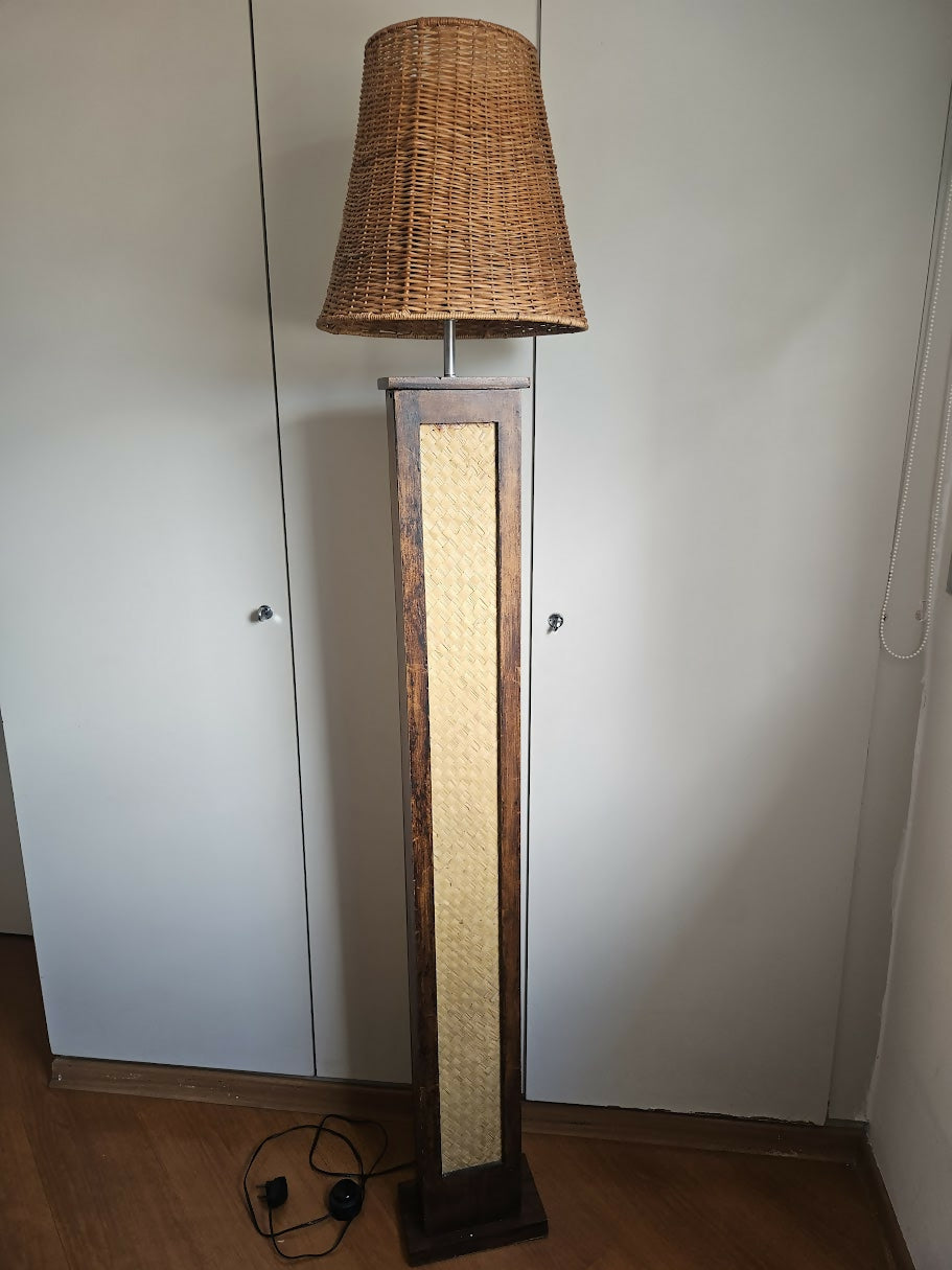 Luminária de piso em madeira e palha natural