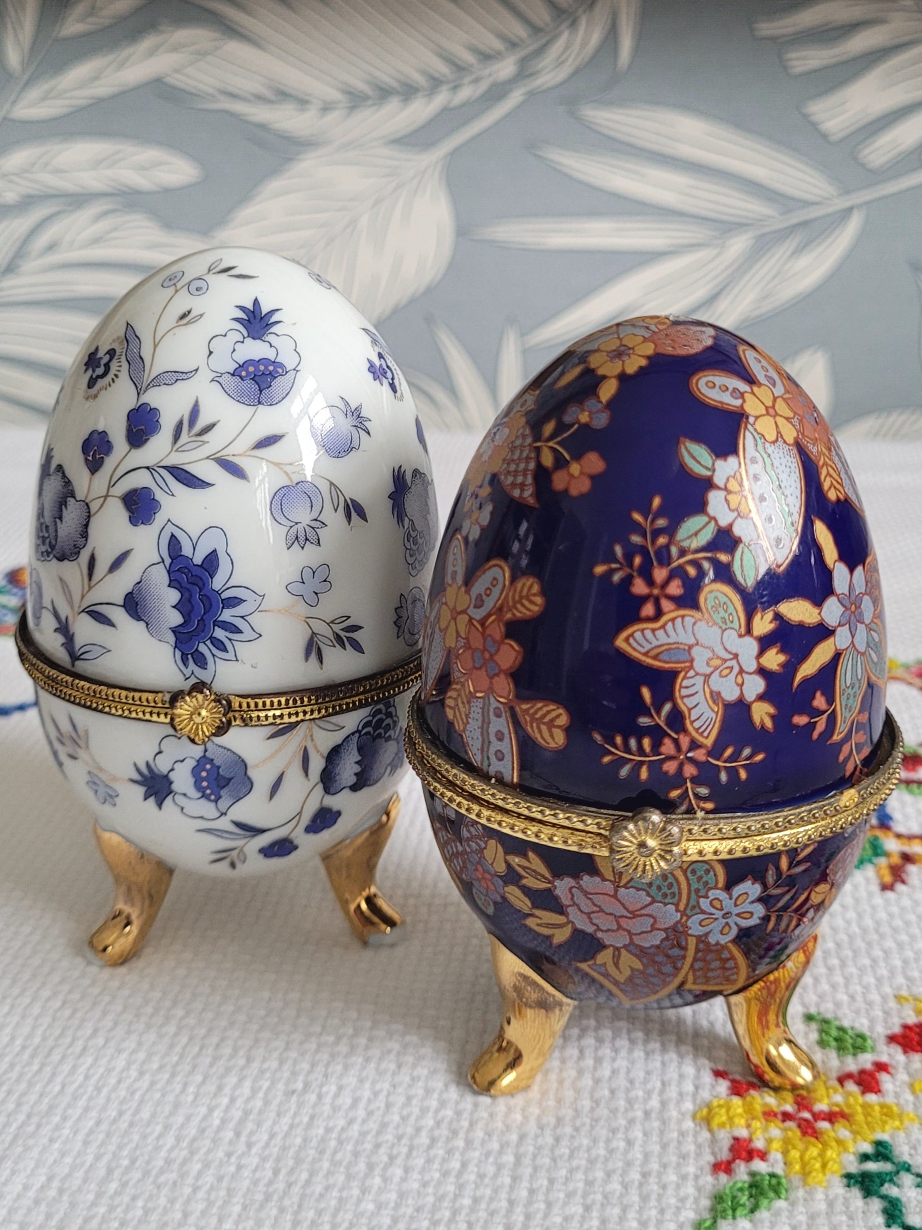 Par de Caixinhas em porcelana russa no formato de ovos estilo Fabergé