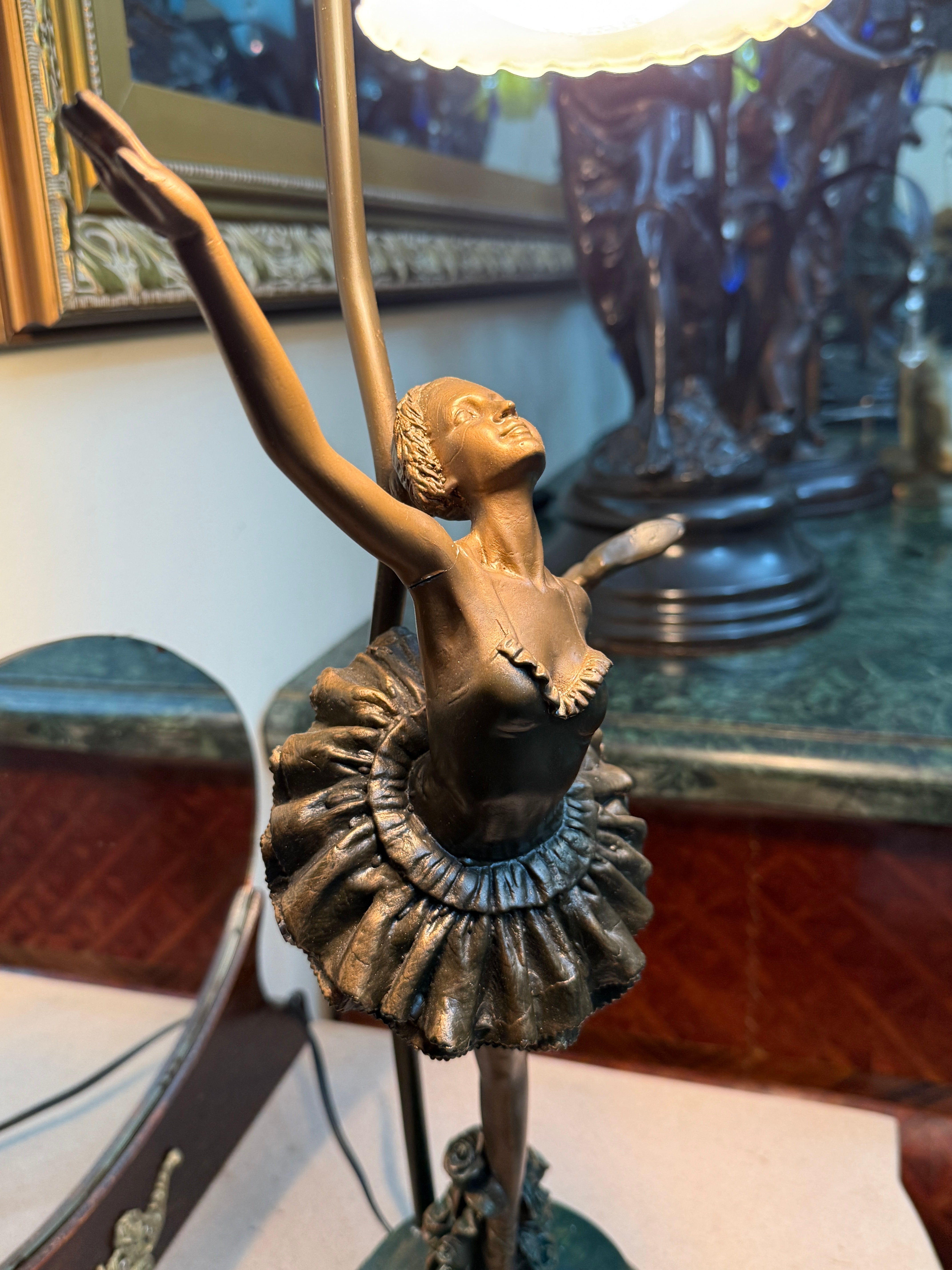 Belíssima luminaria de mesa em Petit Bronze representando bailarina 