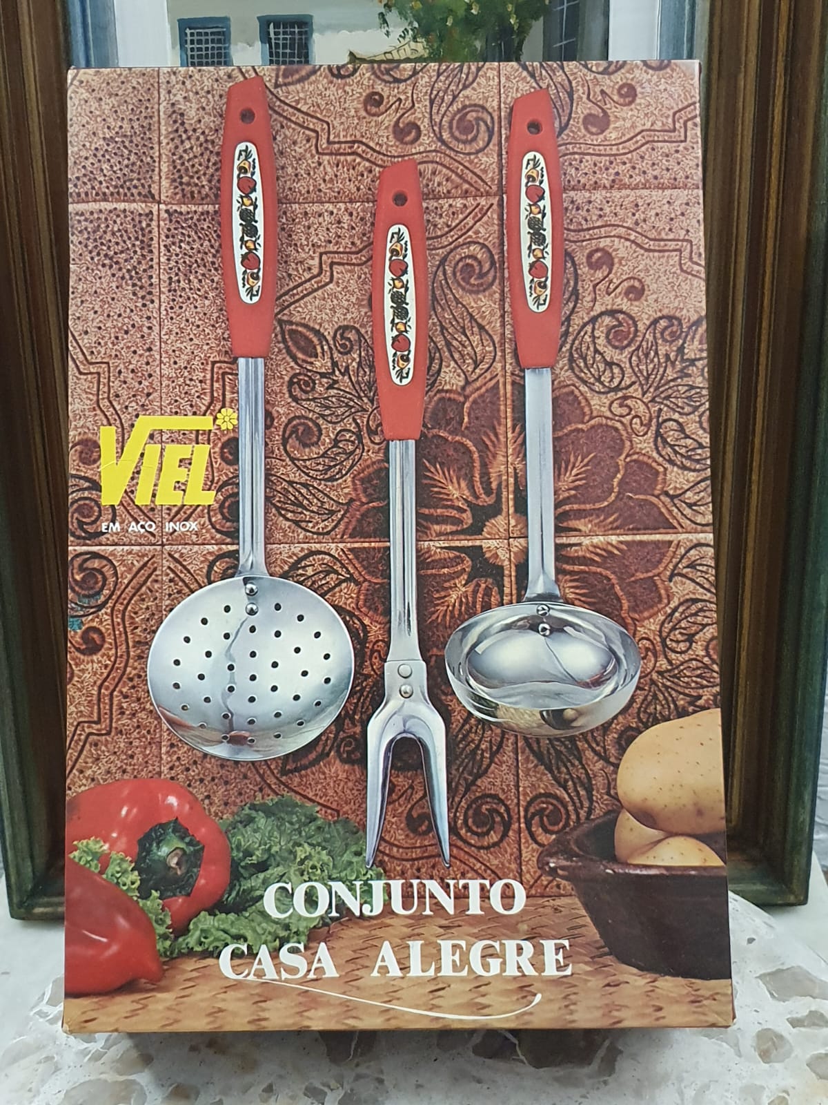 Conjunto vintage de talheres de serviço em inox e cabo plástico estilizado, anos 80, Viel - modelo Casa Alegre. Sem uso, na caixa. Um barato!