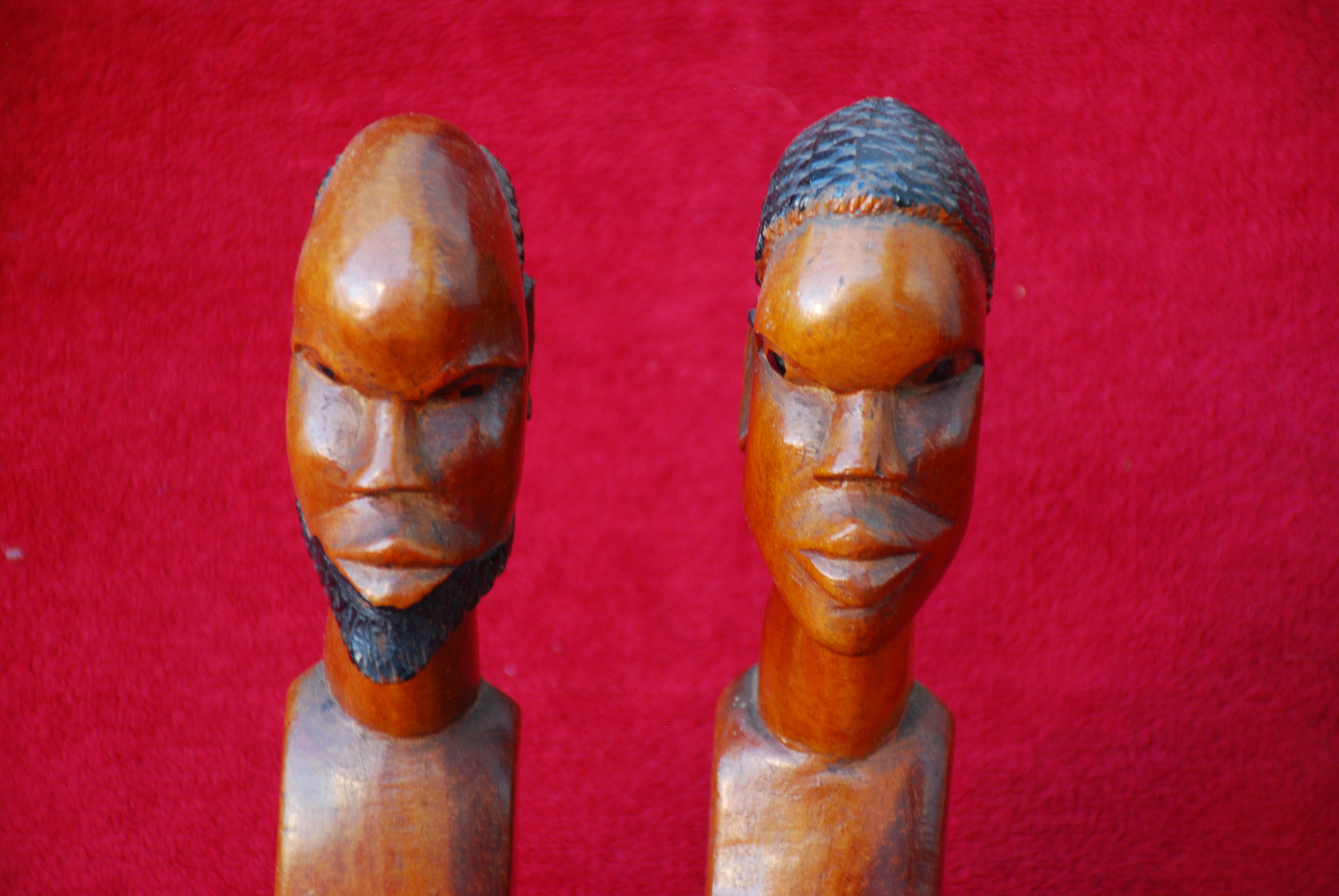 Escultura Africana de casal (homem e mulher) em madeira nobre,  Quênia, datada dos anos 70.