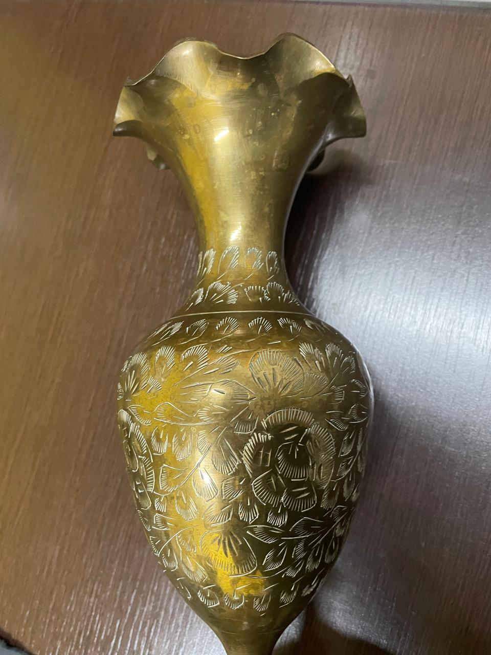 Vaso indiano vintage em metal com motivos florais 