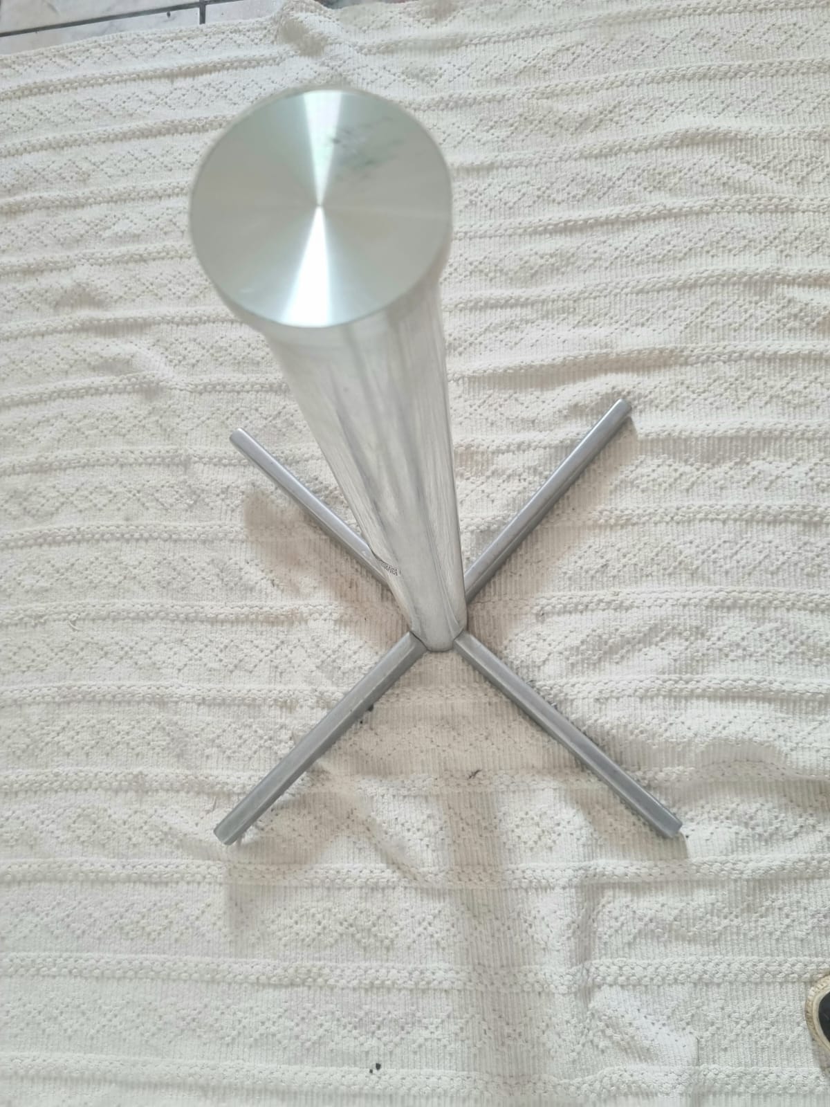 Mesa de Jantar redonda com tampo em Vidro e base em metal