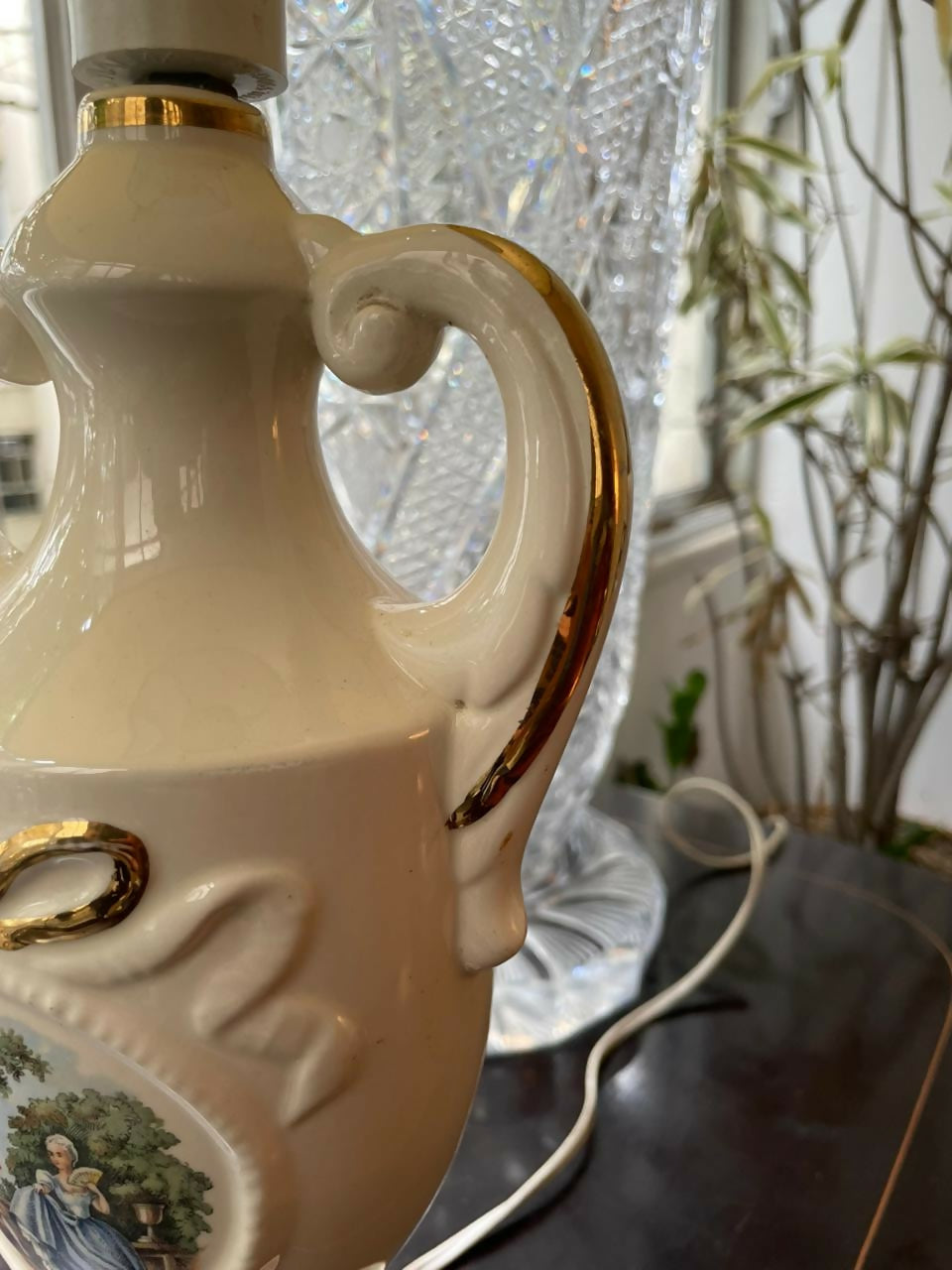 Abajur em porcelana com cena galante e douração