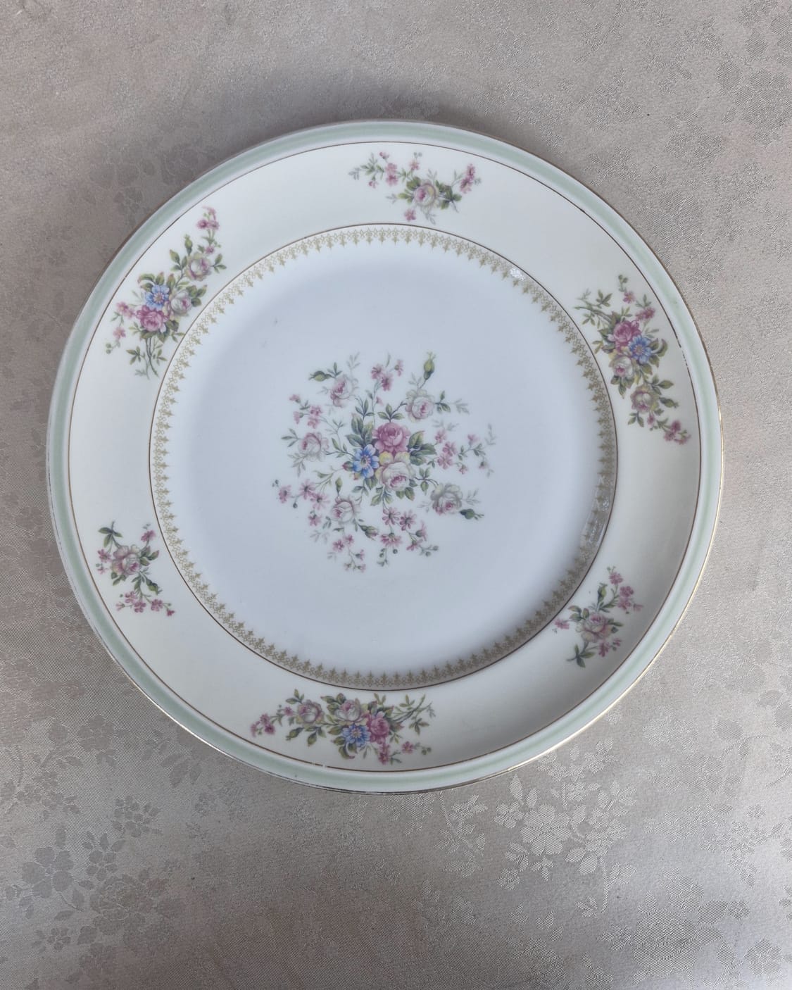Dois lindos pratos em porcelana europeia