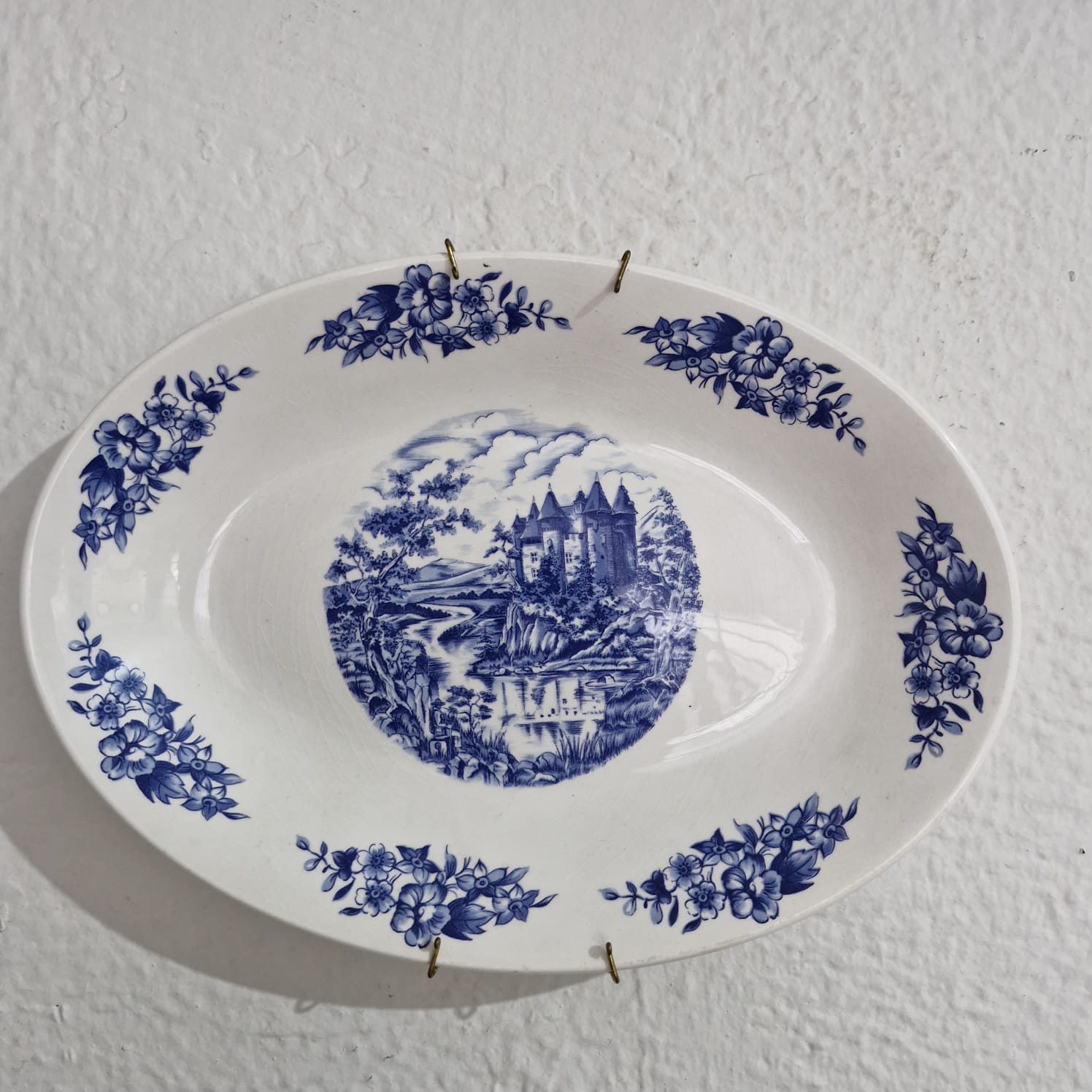 Linda Travessa antiga com tonalidade de azul, paisagem rural com castelo ao fundo - Nadir Figueiredo 
