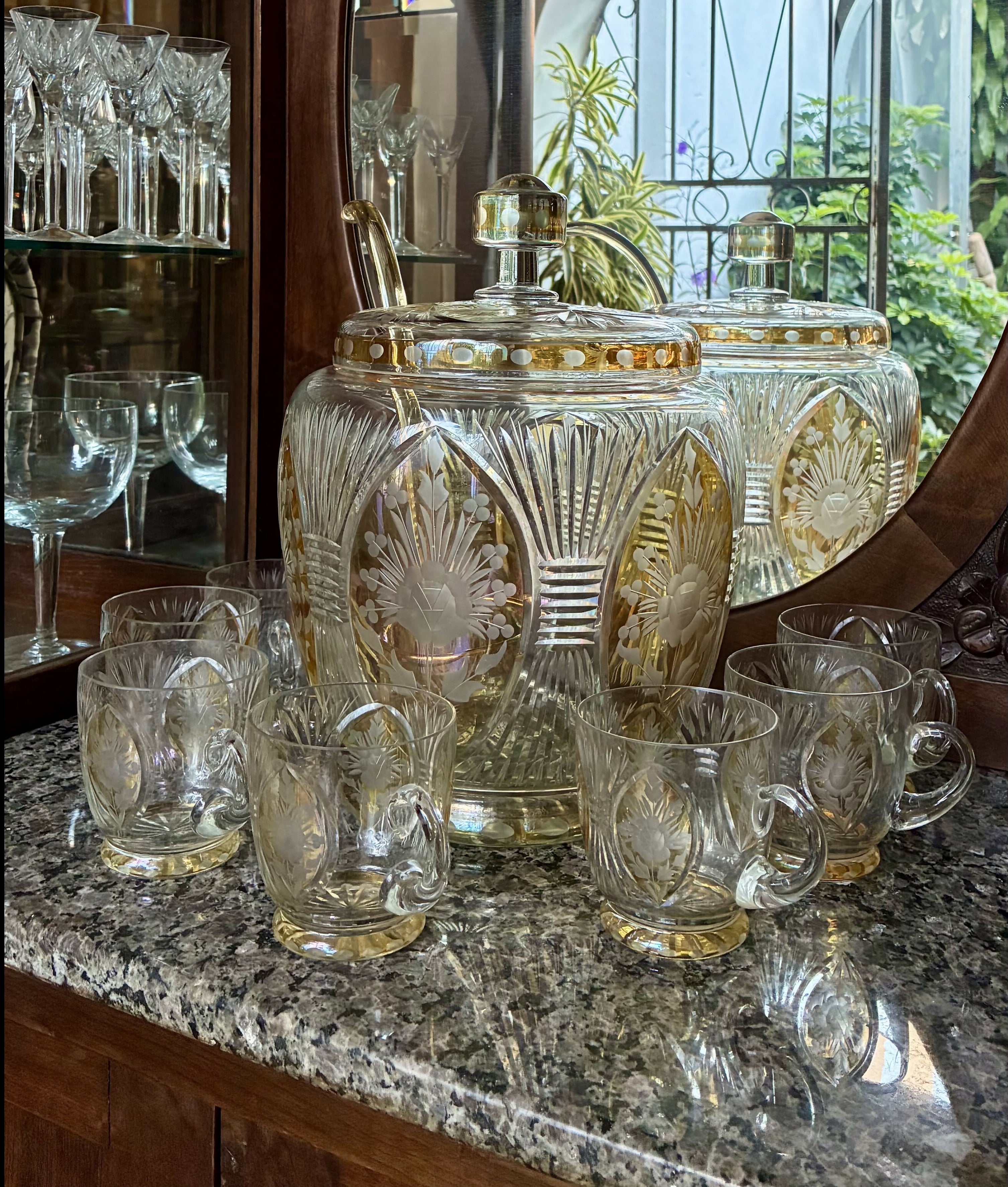Poncheira em Cristal Tcheco Lapidado com detalhes dourados