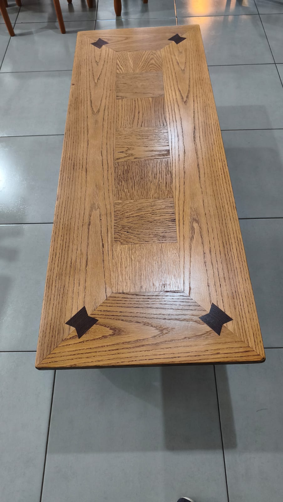 Mesa de Centro retangular em Madeira com Detalhes de Marchetaria e Base Metálica Ornamental