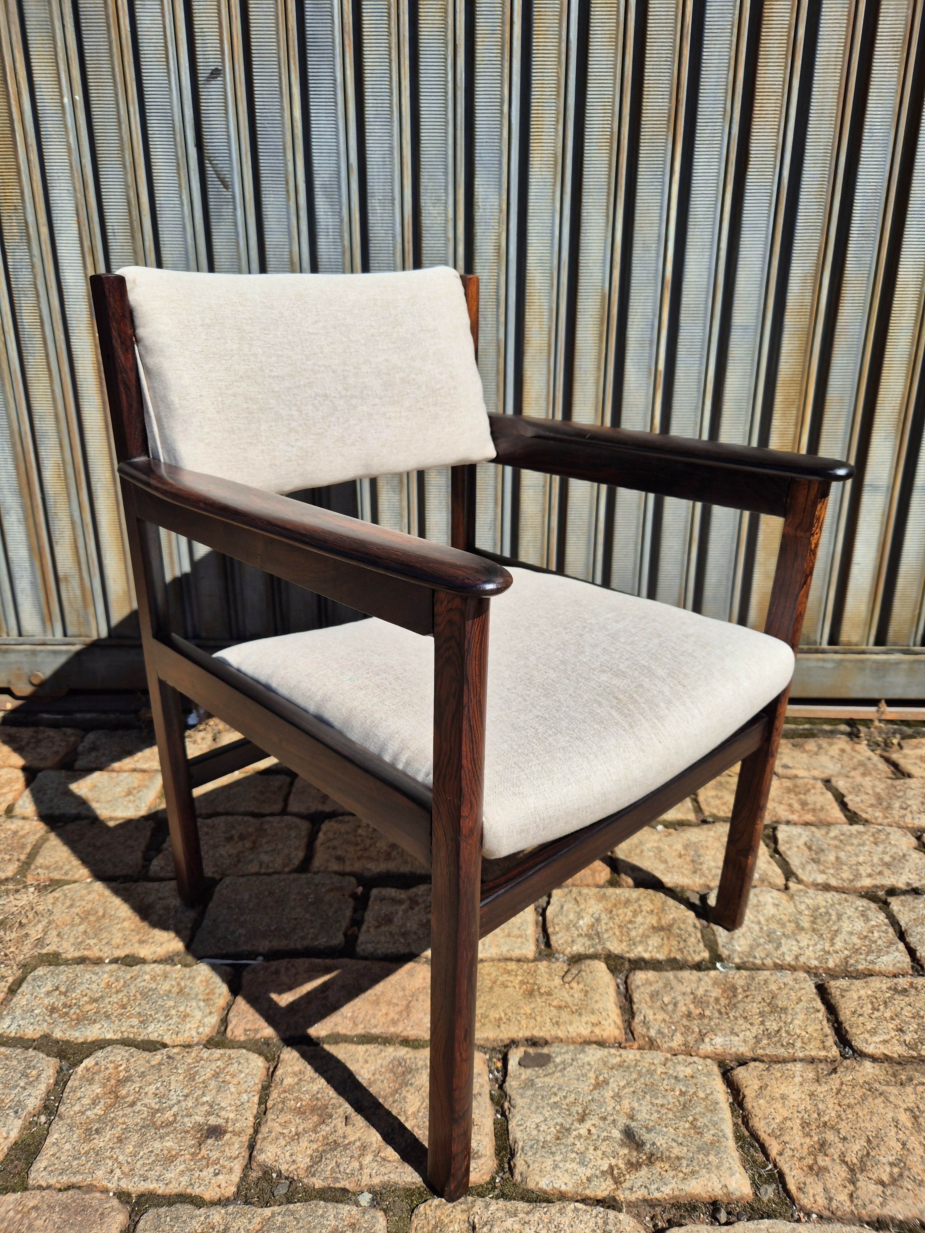 Poltrona Jacarandá J.M Magalhães com estofado novo