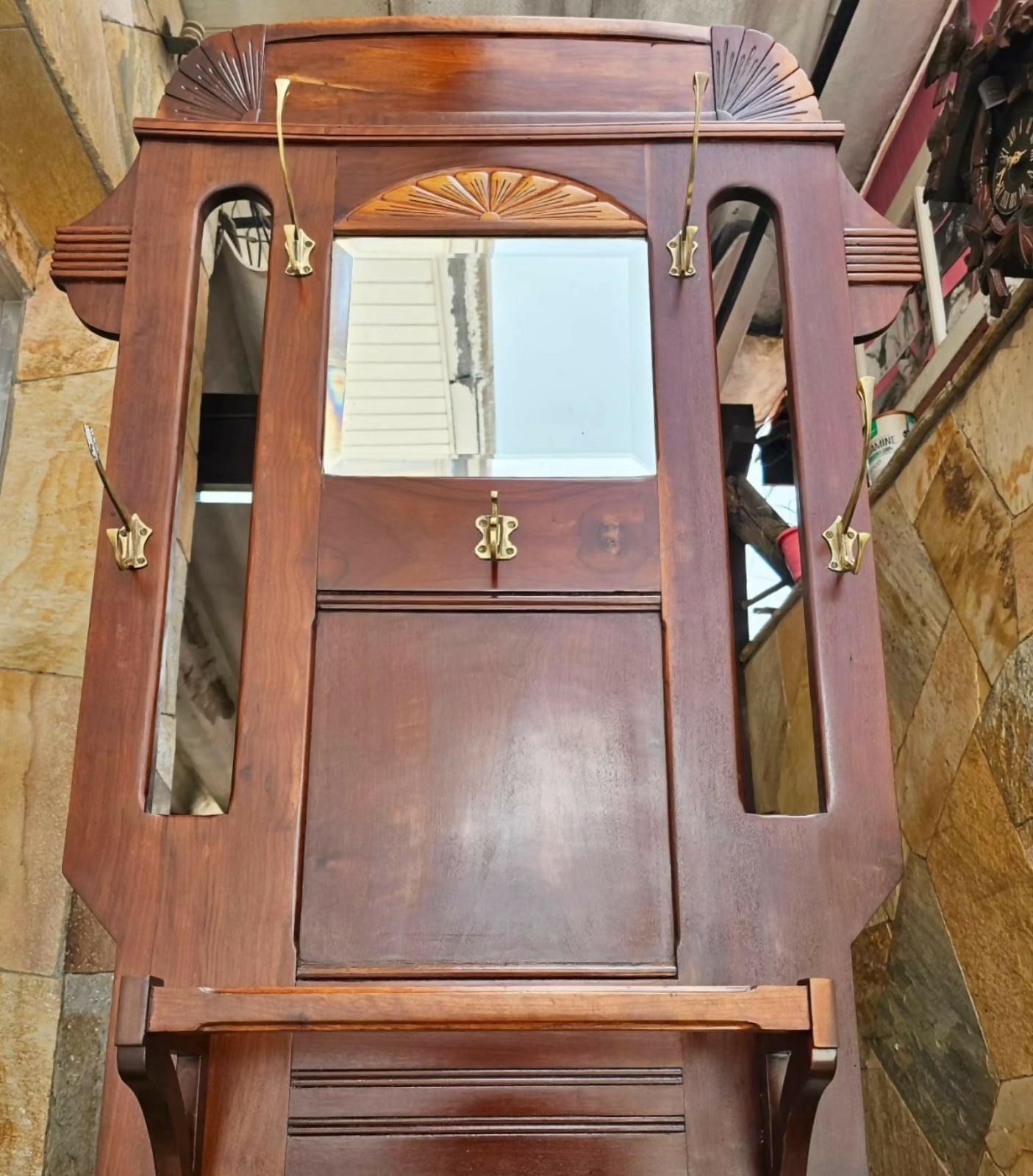 Linda chapeleira império, em madeira de lei, com entalhes, suporte para guarda chuva. Ganchos em bronze.