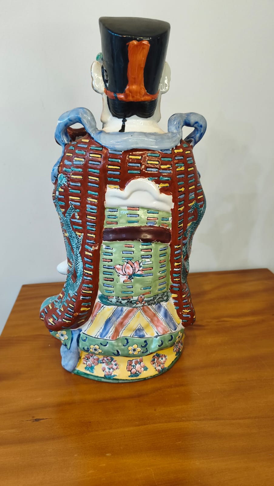 Figura oriental em porcelana policromada — 42 cm