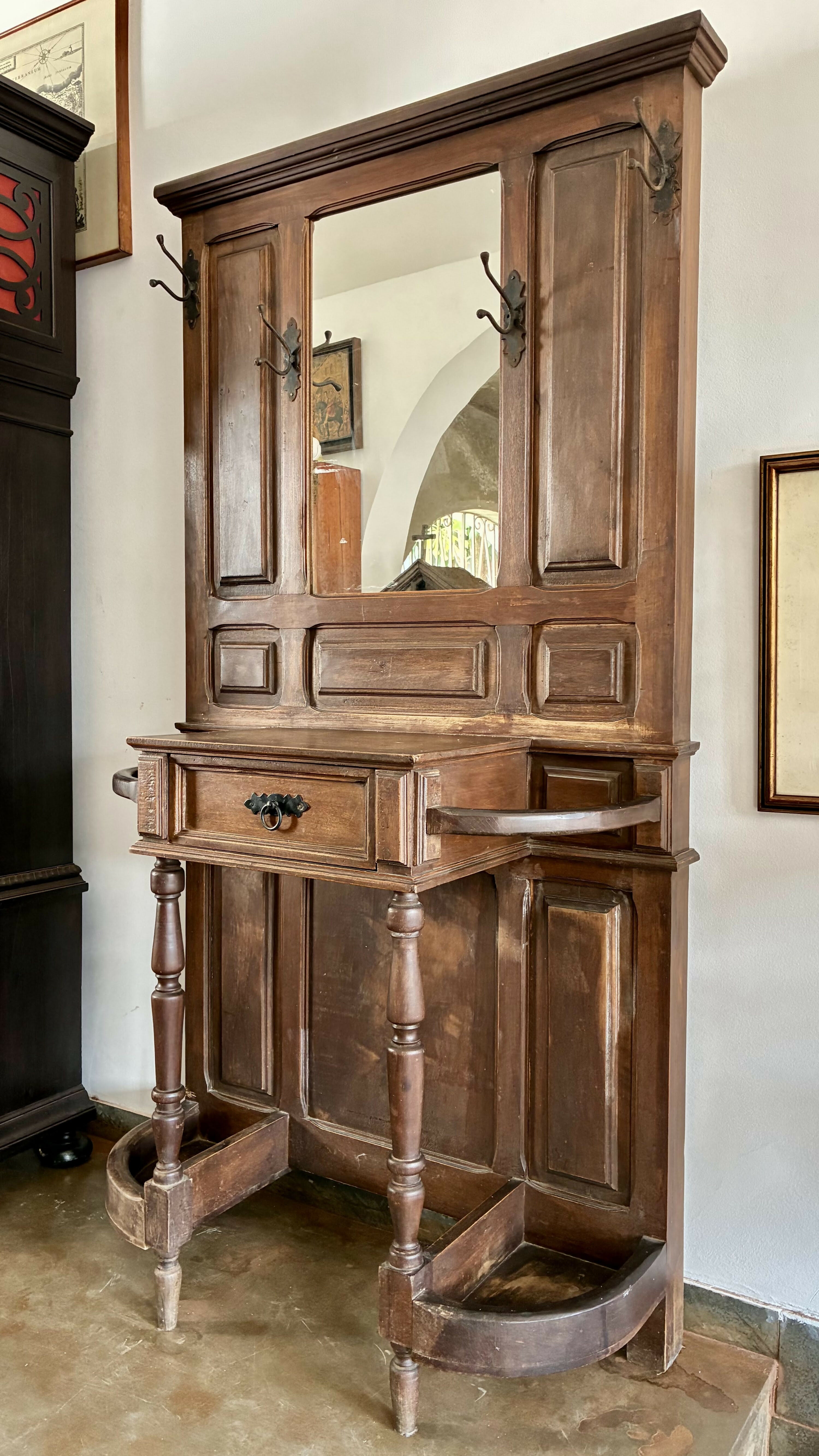 Chapeleira antiga em madeira