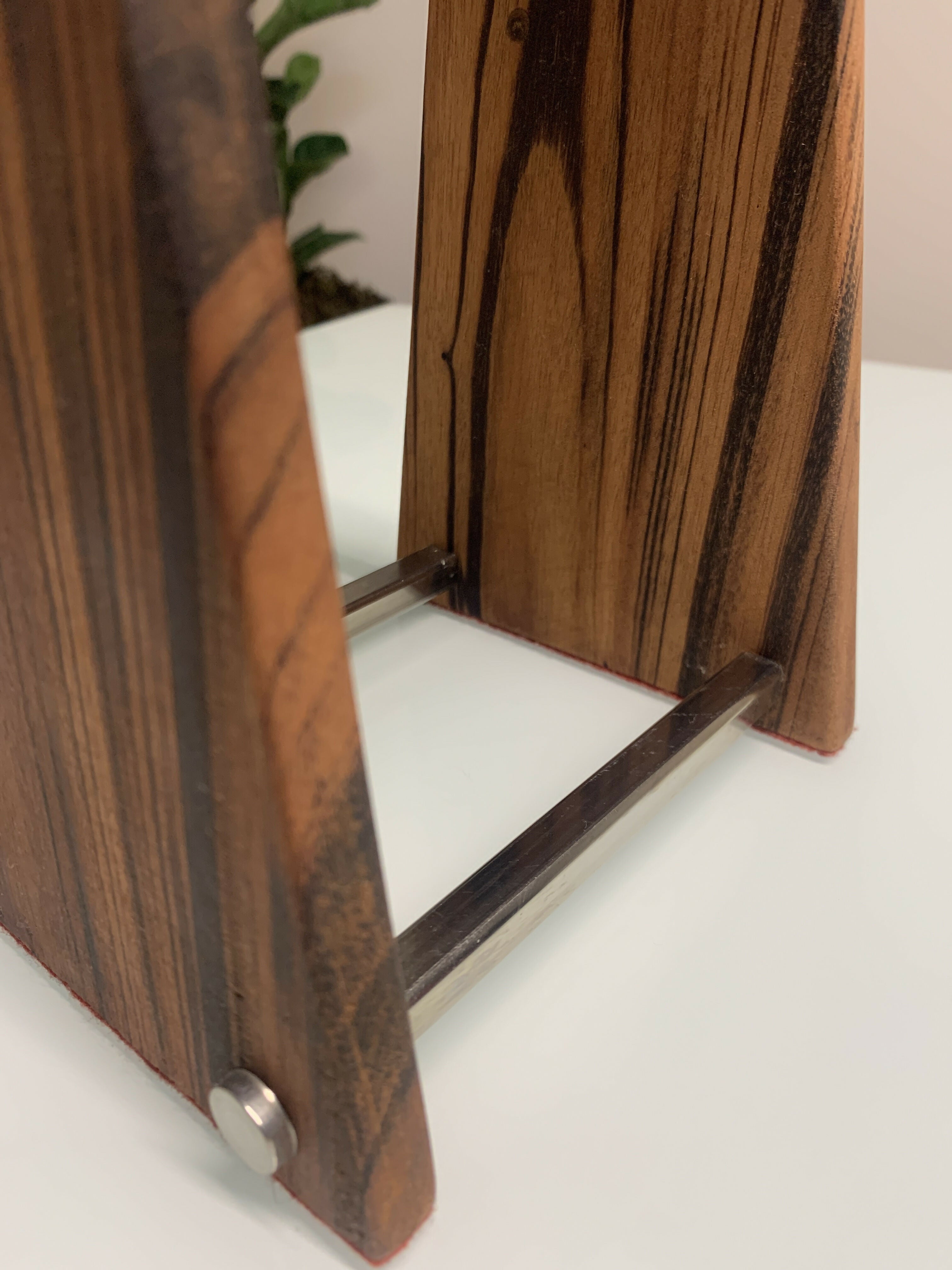 Luminária de mesa em cerâmica, madeira e inox