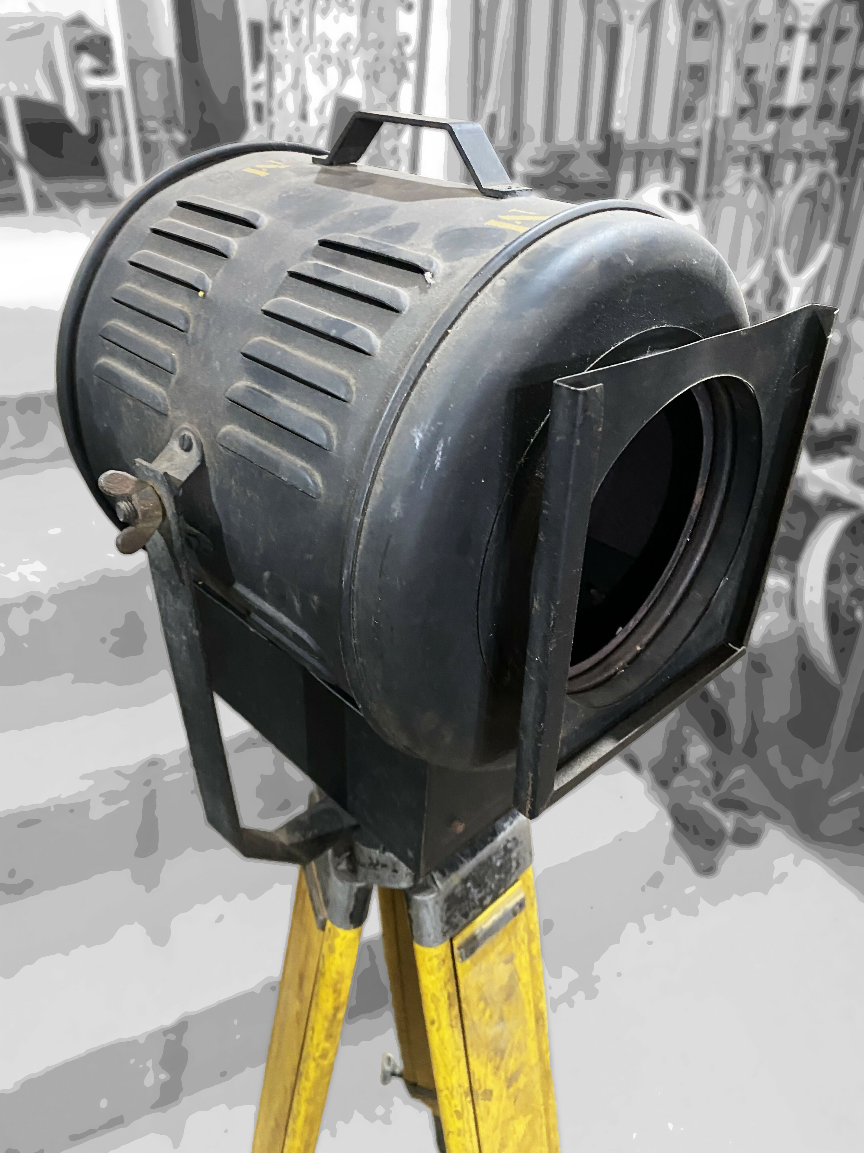 Luminária customizada com refletor de cinema (tam. médio) + tripé amarelo