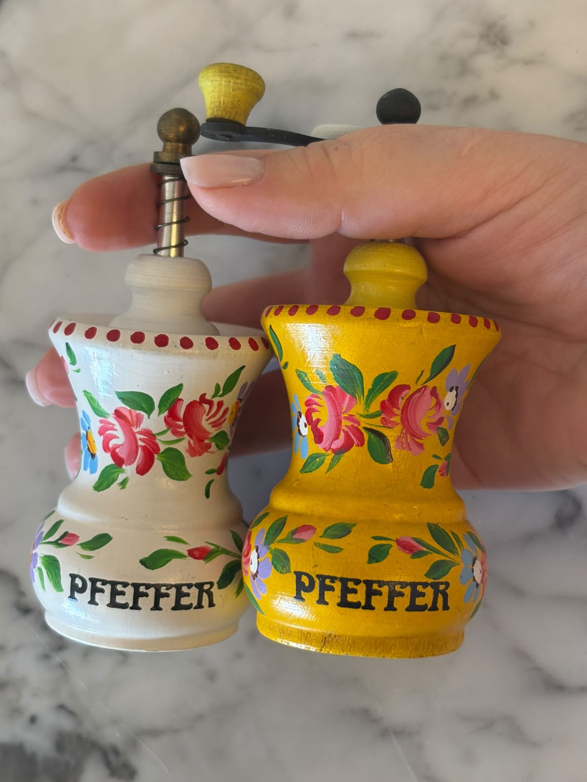 Moedores de pimenta artesanal - Moedores "Sol e Nuvem" em amarelo e branco 